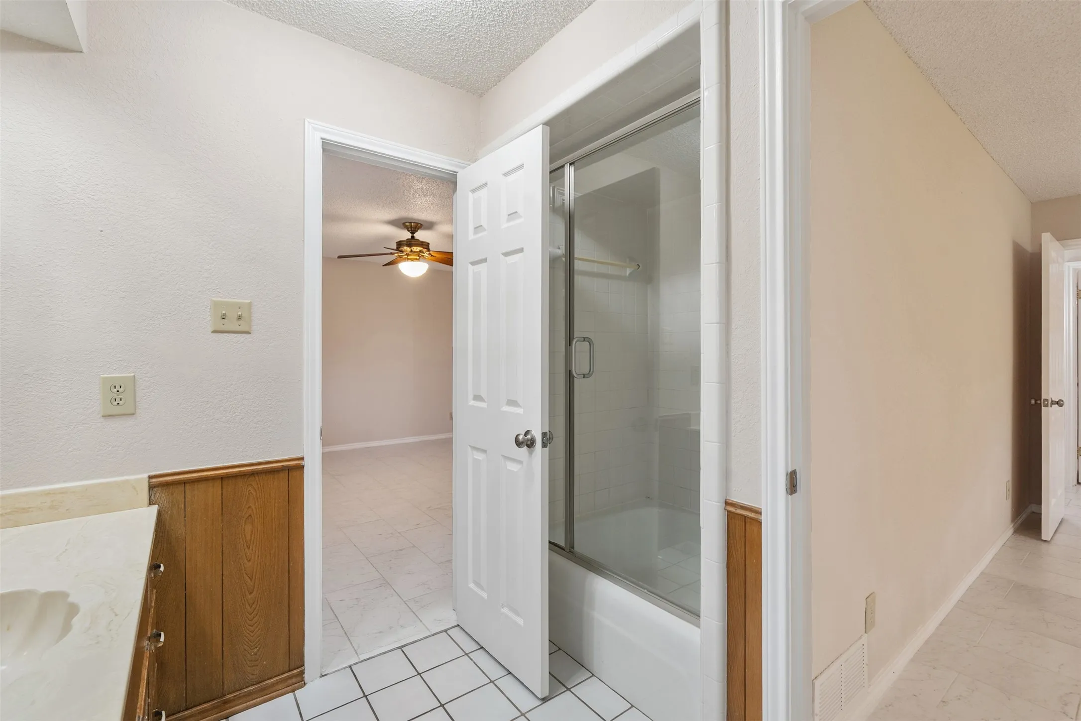 Single Family Residence For Sale in Henderson County , 118 Robin Hood Way, Gun Barrel City, Texas 75156, 3 Bedroom, 2 Bathroom, 2 Garage spaces, 2,184 Sqft, built in 1988, mls#21260604, Real Estate Agent in Gun Barrel City, Homes For Sale in Henderson county, Homes For Sale in Gun Barrel City, Realtor in Gun Barrel City Texas, Real Estate Brokerage Independent Realty Texas, Luminita Cordes Realtor