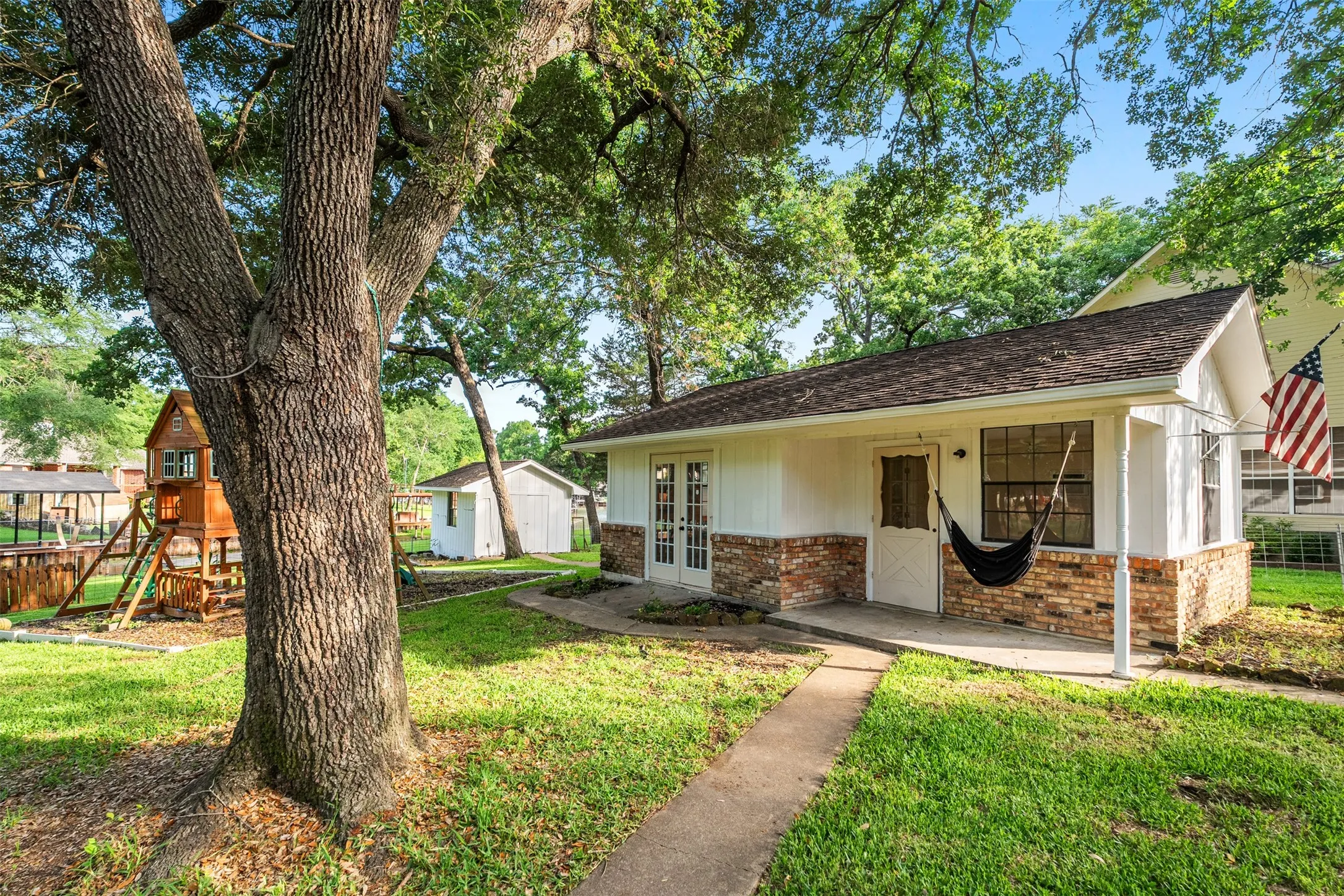 Single Family Residence For Sale in Henderson County , 118 Robin Hood Way, Gun Barrel City, Texas 75156, 3 Bedroom, 2 Bathroom, 2 Garage spaces, 2,184 Sqft, built in 1988, mls#21260604, Real Estate Agent in Gun Barrel City, Homes For Sale in Henderson county, Homes For Sale in Gun Barrel City, Realtor in Gun Barrel City Texas, Real Estate Brokerage Independent Realty Texas, Luminita Cordes Realtor