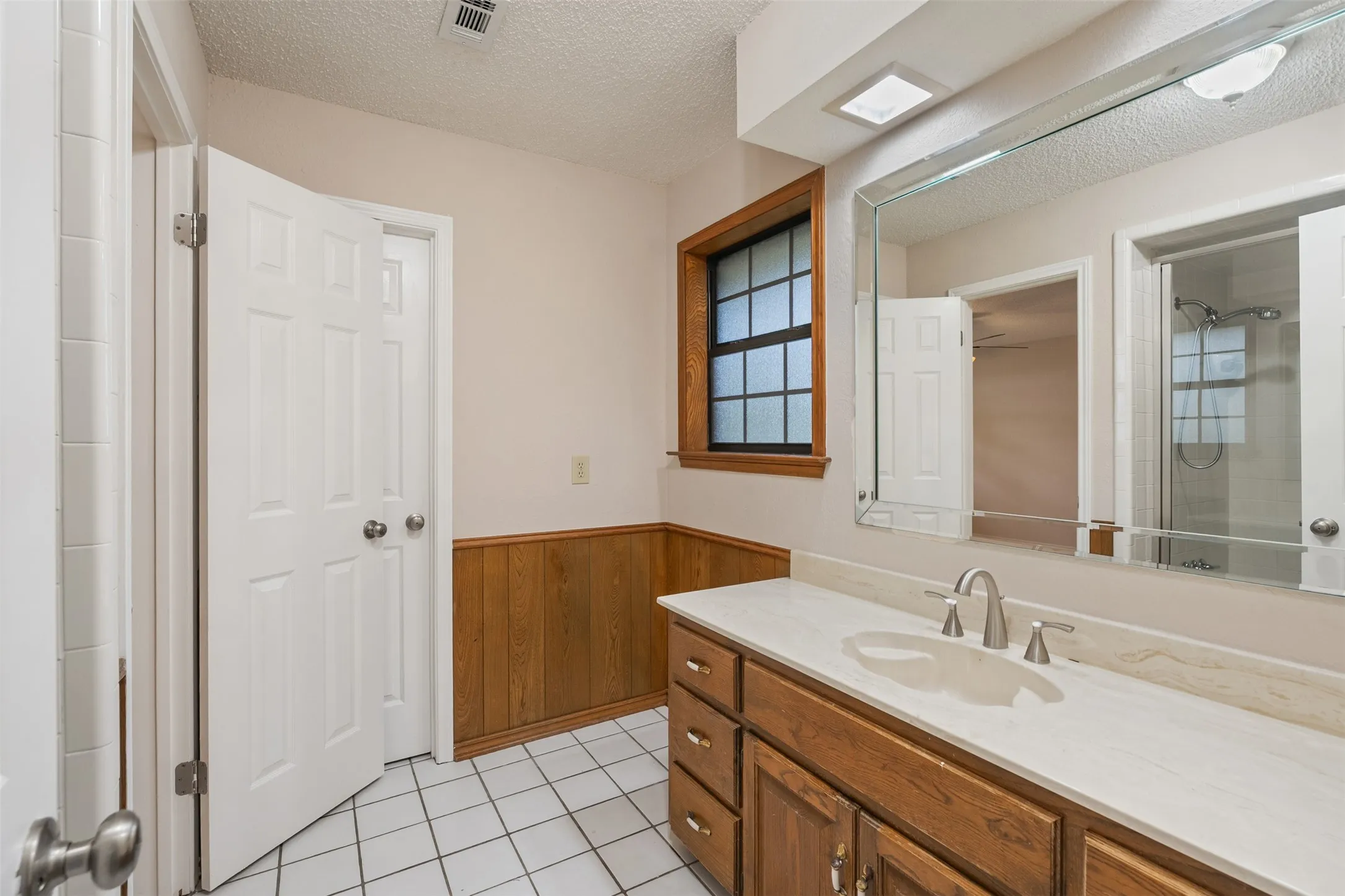 Single Family Residence For Sale in Henderson County , 118 Robin Hood Way, Gun Barrel City, Texas 75156, 3 Bedroom, 2 Bathroom, 2 Garage spaces, 2,184 Sqft, built in 1988, mls#21260604, Real Estate Agent in Gun Barrel City, Homes For Sale in Henderson county, Homes For Sale in Gun Barrel City, Realtor in Gun Barrel City Texas, Real Estate Brokerage Independent Realty Texas, Luminita Cordes Realtor