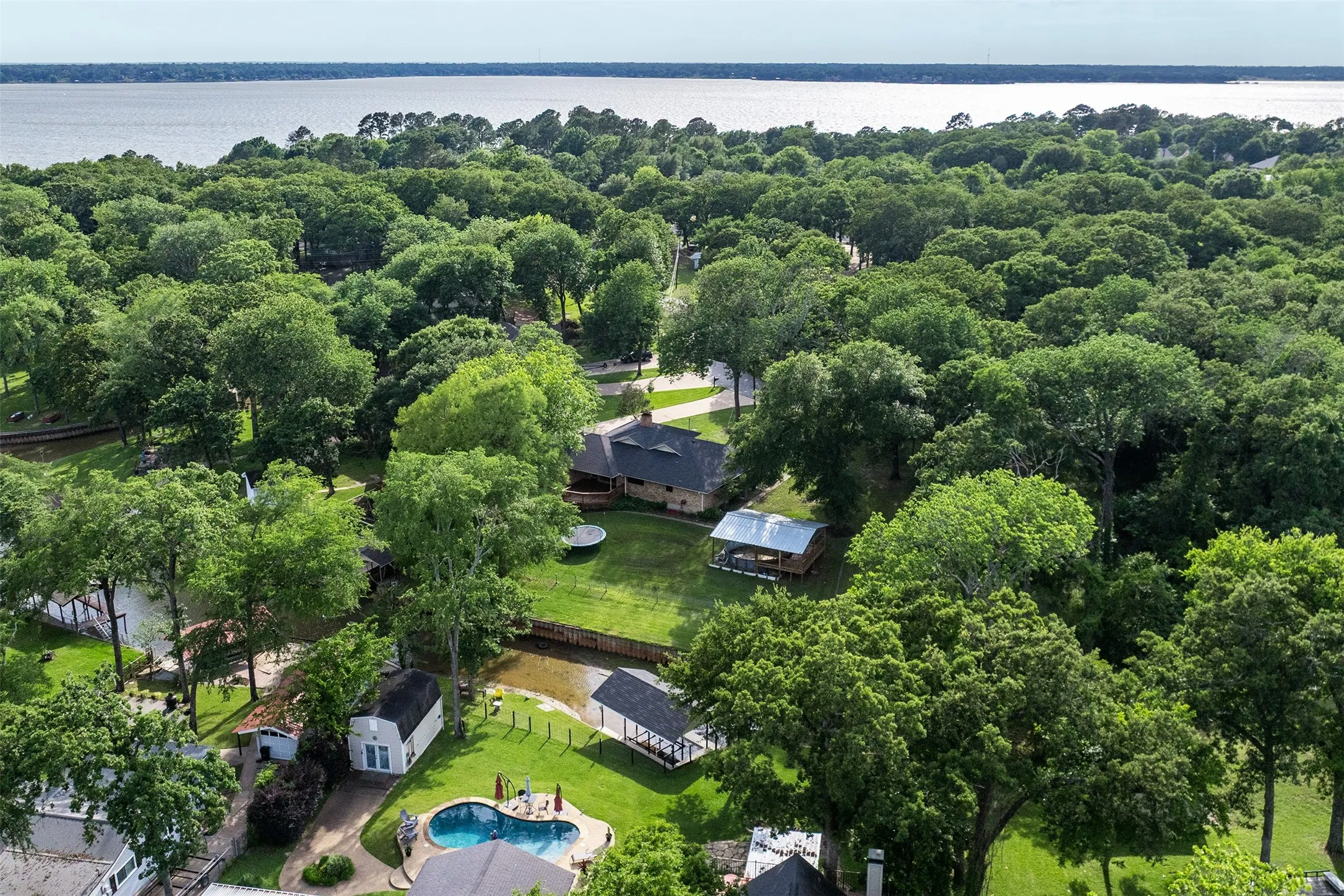 Single Family Residence For Sale in Henderson County , 118 Robin Hood Way, Gun Barrel City, Texas 75156, 3 Bedroom, 2 Bathroom, 2 Garage spaces, 2,184 Sqft, built in 1988, mls#21260604, Real Estate Agent in Gun Barrel City, Homes For Sale in Henderson county, Homes For Sale in Gun Barrel City, Realtor in Gun Barrel City Texas, Real Estate Brokerage Independent Realty Texas, Luminita Cordes Realtor