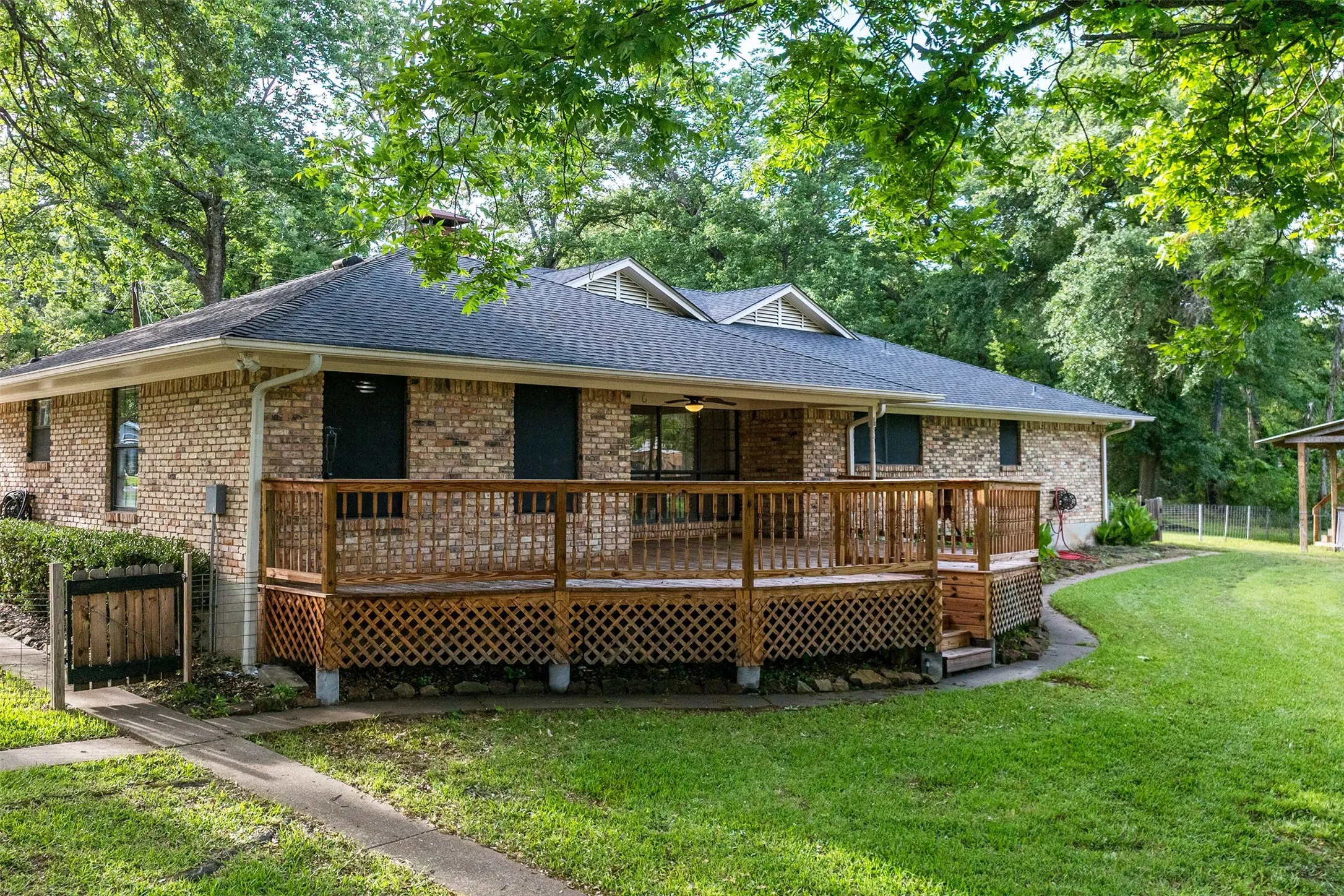 Single Family Residence For Sale in Henderson County , 118 Robin Hood Way, Gun Barrel City, Texas 75156, 3 Bedroom, 2 Bathroom, 2 Garage spaces, 2,184 Sqft, built in 1988, mls#21260604, Real Estate Agent in Gun Barrel City, Homes For Sale in Henderson county, Homes For Sale in Gun Barrel City, Realtor in Gun Barrel City Texas, Real Estate Brokerage Independent Realty Texas, Luminita Cordes Realtor