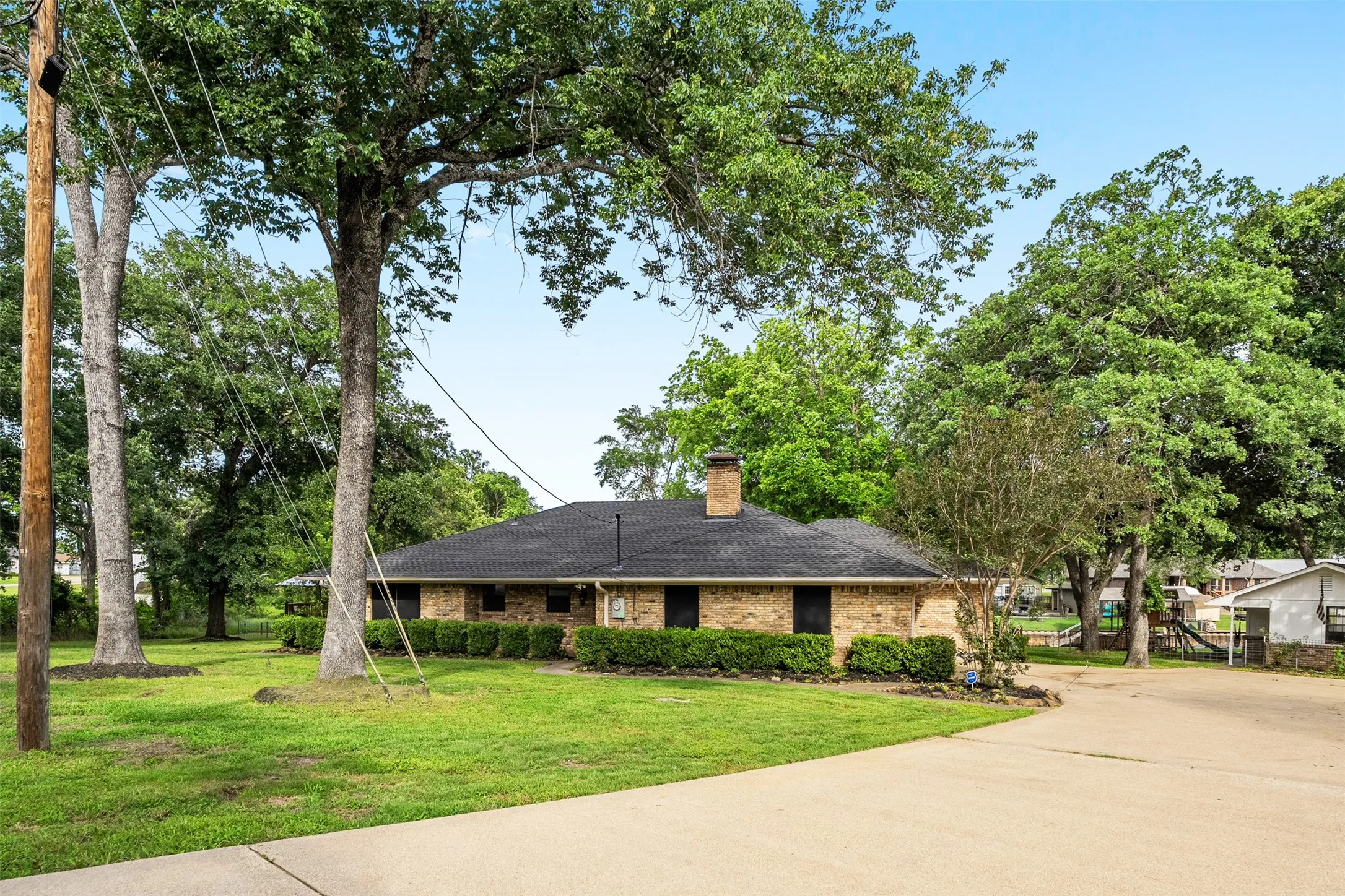 Single Family Residence For Sale in Henderson County , 118 Robin Hood Way, Gun Barrel City, Texas 75156, 3 Bedroom, 2 Bathroom, 2 Garage spaces, 2,184 Sqft, built in 1988, mls#21260604, Real Estate Agent in Gun Barrel City, Homes For Sale in Henderson county, Homes For Sale in Gun Barrel City, Realtor in Gun Barrel City Texas, Real Estate Brokerage Independent Realty Texas, Luminita Cordes Realtor