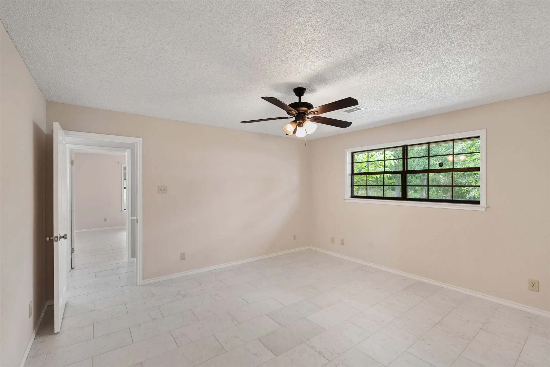 Single Family Residence For Sale in Henderson County , 118 Robin Hood Way, Gun Barrel City, Texas 75156, 3 Bedroom, 2 Bathroom, 2 Garage spaces, 2,184 Sqft, built in 1988, mls#21260604, Real Estate Agent in Gun Barrel City, Homes For Sale in Henderson county, Homes For Sale in Gun Barrel City, Realtor in Gun Barrel City Texas, Real Estate Brokerage Independent Realty Texas, Luminita Cordes Realtor