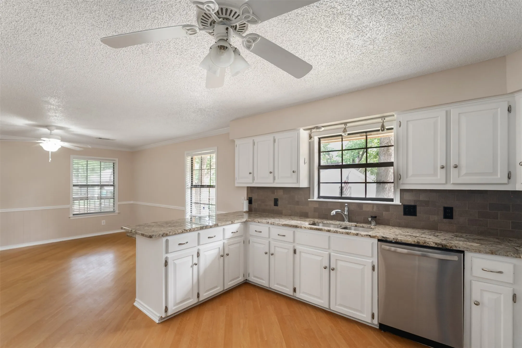 Single Family Residence For Sale in Henderson County , 118 Robin Hood Way, Gun Barrel City, Texas 75156, 3 Bedroom, 2 Bathroom, 2 Garage spaces, 2,184 Sqft, built in 1988, mls#21260604, Real Estate Agent in Gun Barrel City, Homes For Sale in Henderson county, Homes For Sale in Gun Barrel City, Realtor in Gun Barrel City Texas, Real Estate Brokerage Independent Realty Texas, Luminita Cordes Realtor