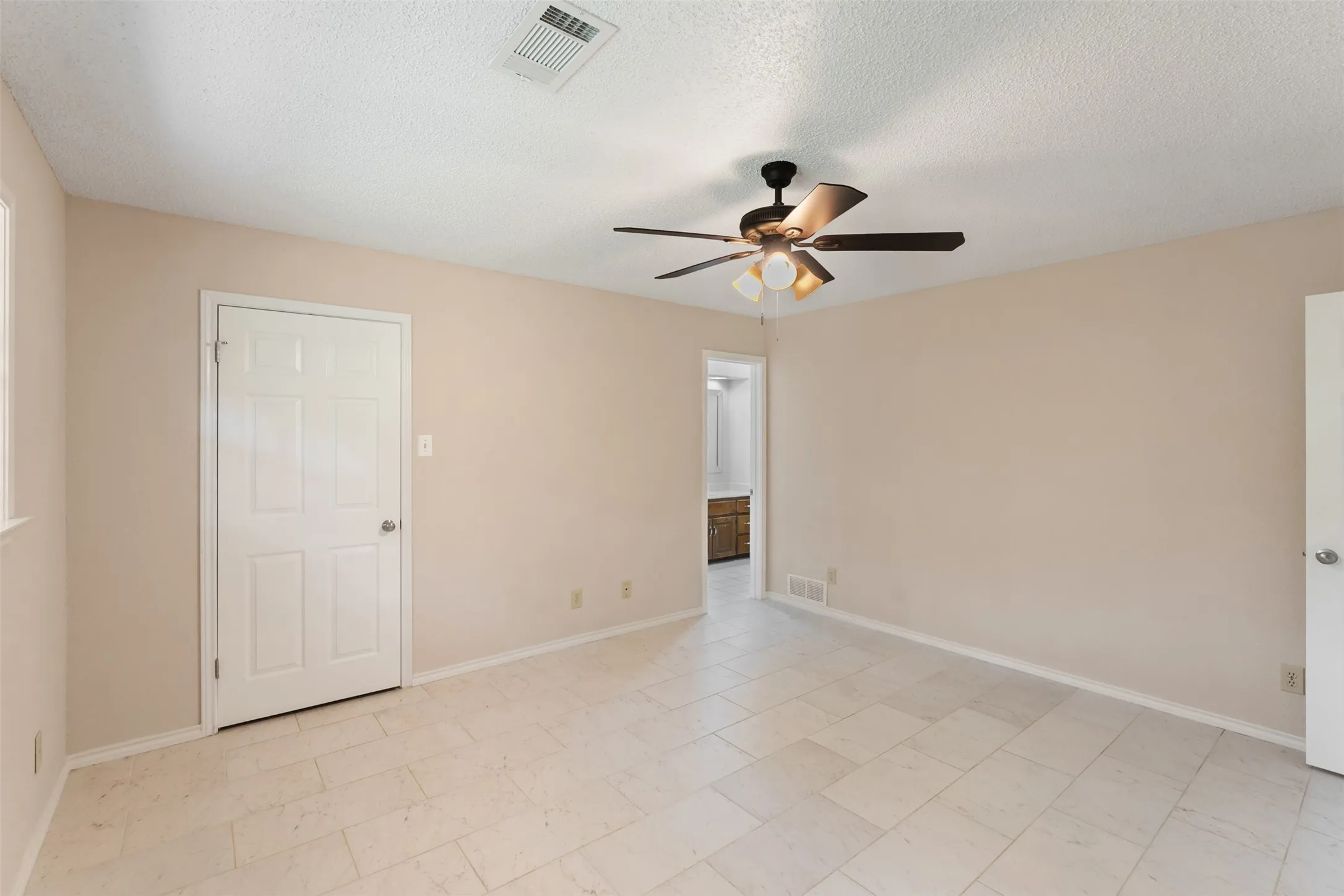 Single Family Residence For Sale in Henderson County , 118 Robin Hood Way, Gun Barrel City, Texas 75156, 3 Bedroom, 2 Bathroom, 2 Garage spaces, 2,184 Sqft, built in 1988, mls#21260604, Real Estate Agent in Gun Barrel City, Homes For Sale in Henderson county, Homes For Sale in Gun Barrel City, Realtor in Gun Barrel City Texas, Real Estate Brokerage Independent Realty Texas, Luminita Cordes Realtor