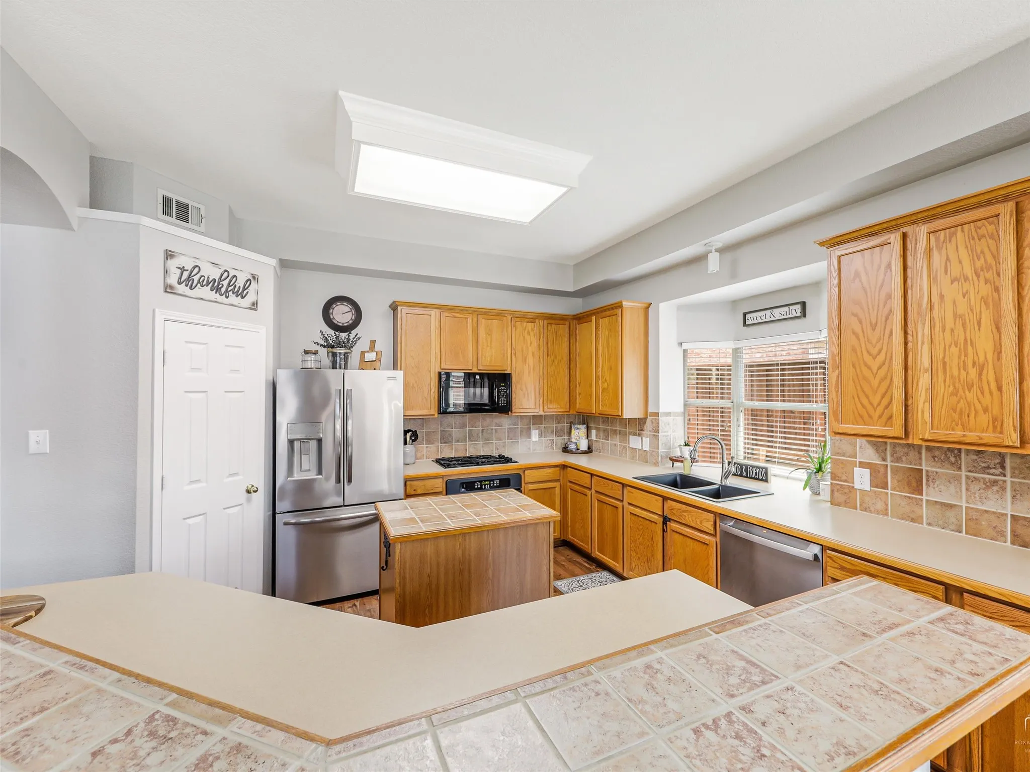 Single Family Residence For Sale in Denton County , 8653 Shakespeare Lane, Frisco, Texas 75036, 5 Bedroom, 4 Bathroom, 2 Garage spaces, 3,678 Sqft, built in 2003, mls#21258976, Real Estate Agent in Frisco, Homes For Sale in Denton county, Homes For Sale in Frisco, Realtor in Frisco Texas, Real Estate Brokerage Independent Realty Texas, Luminita Cordes Realtor