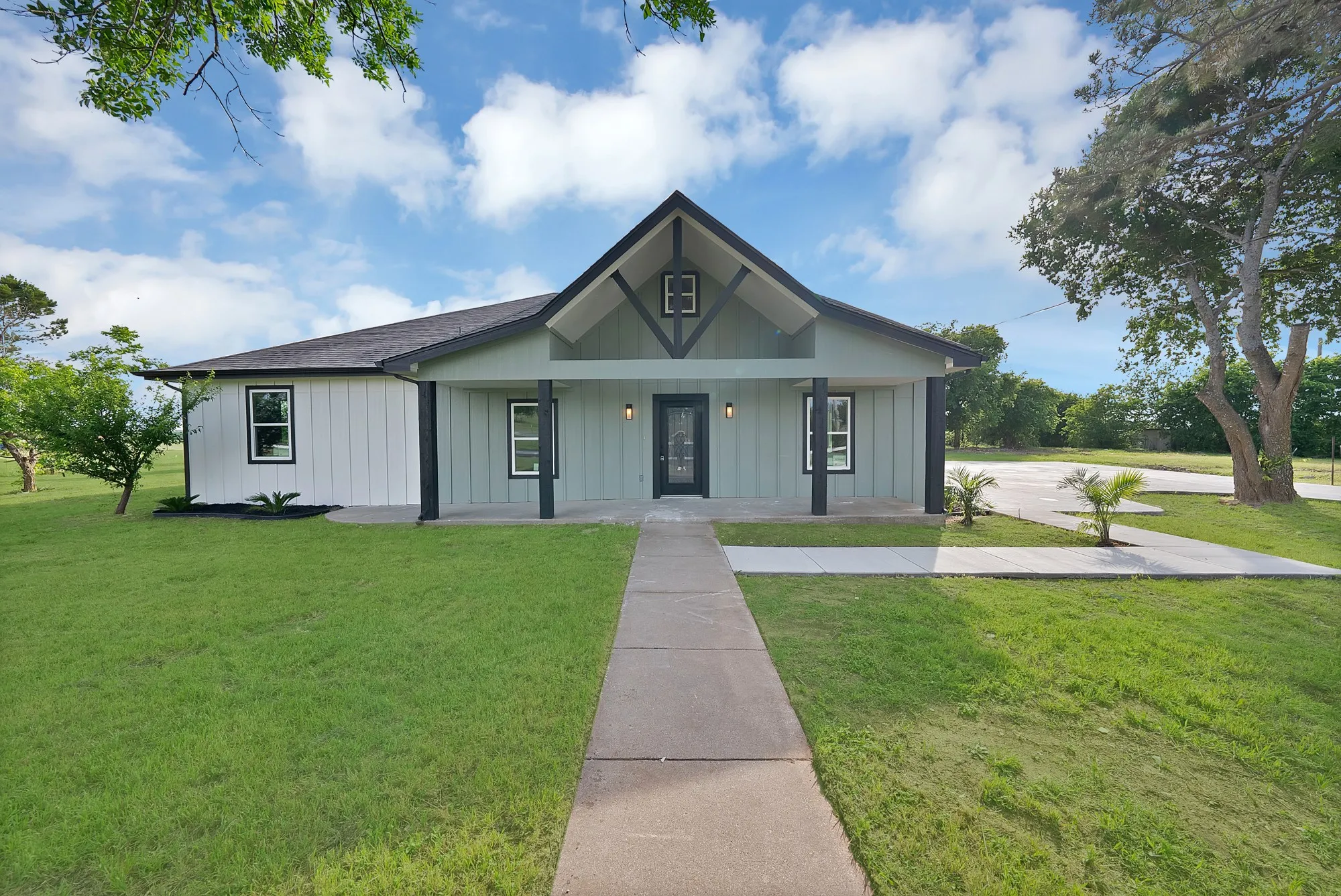 Single Family Residence For Sale in Johnson County , 3800 County Road 1125, Cleburne, Texas 76033, 3 Bedroom, 3 Bathroom, Garage spaces, 3,019 Sqft, built in 1970, mls#21160533, Real Estate Agent in Cleburne, Homes For Sale in Johnson county, Homes For Sale in Cleburne, Realtor in Cleburne Texas, Real Estate Brokerage Independent Realty Texas, Luminita Cordes Realtor
