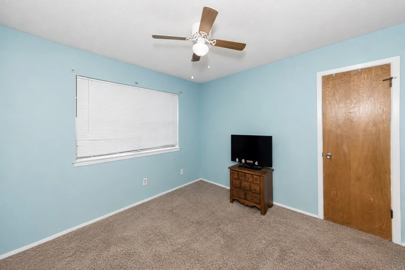 Single Family Residence For Sale in Palo Pinto County , 805 Long Drive, Mineral Wells, Texas 76067, 3 Bedroom, 2 Bathroom, 2 Garage spaces, 1,484 Sqft, built in 1968, mls#21256779, Real Estate Agent in Mineral Wells, Homes For Sale in Palo Pinto county, Homes For Sale in Mineral Wells, Realtor in Mineral Wells Texas, Real Estate Brokerage Independent Realty Texas, Luminita Cordes Realtor