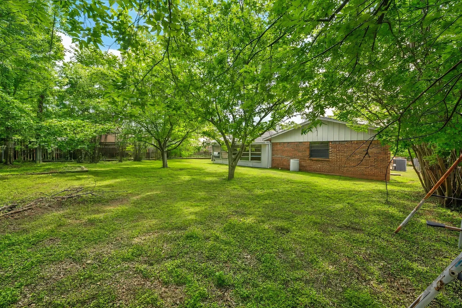 Single Family Residence For Sale in Palo Pinto County , 805 Long Drive, Mineral Wells, Texas 76067, 3 Bedroom, 2 Bathroom, 2 Garage spaces, 1,484 Sqft, built in 1968, mls#21256779, Real Estate Agent in Mineral Wells, Homes For Sale in Palo Pinto county, Homes For Sale in Mineral Wells, Realtor in Mineral Wells Texas, Real Estate Brokerage Independent Realty Texas, Luminita Cordes Realtor