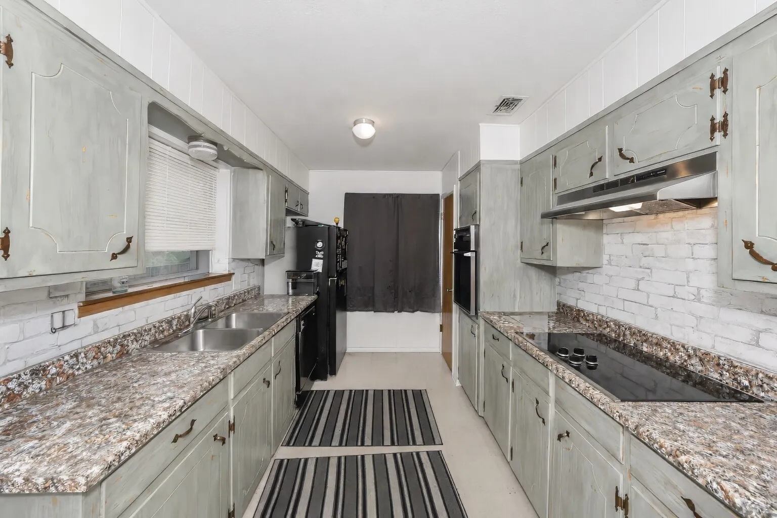 Single Family Residence For Sale in Palo Pinto County , 805 Long Drive, Mineral Wells, Texas 76067, 3 Bedroom, 2 Bathroom, 2 Garage spaces, 1,484 Sqft, built in 1968, mls#21256779, Real Estate Agent in Mineral Wells, Homes For Sale in Palo Pinto county, Homes For Sale in Mineral Wells, Realtor in Mineral Wells Texas, Real Estate Brokerage Independent Realty Texas, Luminita Cordes Realtor