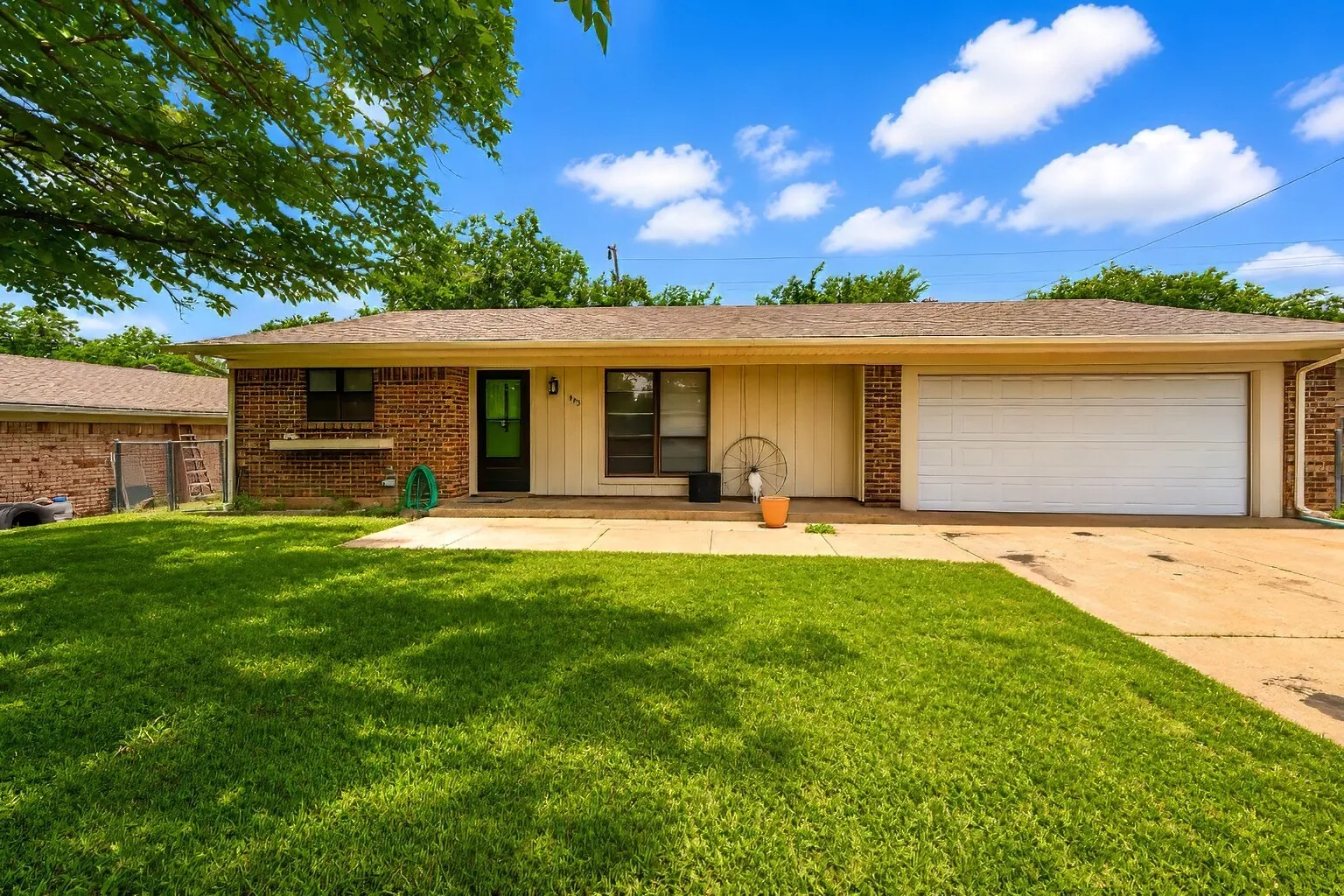 Single Family Residence For Sale in Palo Pinto County , 805 Long Drive, Mineral Wells, Texas 76067, 3 Bedroom, 2 Bathroom, 2 Garage spaces, 1,484 Sqft, built in 1968, mls#21256779, Real Estate Agent in Mineral Wells, Homes For Sale in Palo Pinto county, Homes For Sale in Mineral Wells, Realtor in Mineral Wells Texas, Real Estate Brokerage Independent Realty Texas, Luminita Cordes Realtor