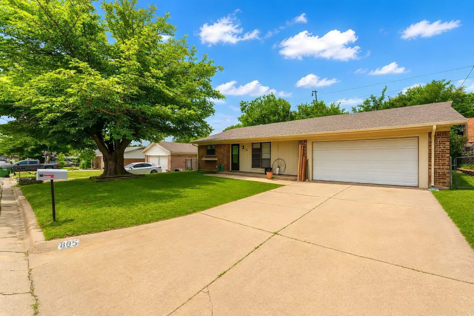 Single Family Residence For Sale in Palo Pinto County , 805 Long Drive, Mineral Wells, Texas 76067, 3 Bedroom, 2 Bathroom, 2 Garage spaces, 1,484 Sqft, built in 1968, mls#21256779, Real Estate Agent in Mineral Wells, Homes For Sale in Palo Pinto county, Homes For Sale in Mineral Wells, Realtor in Mineral Wells Texas, Real Estate Brokerage Independent Realty Texas, Luminita Cordes Realtor