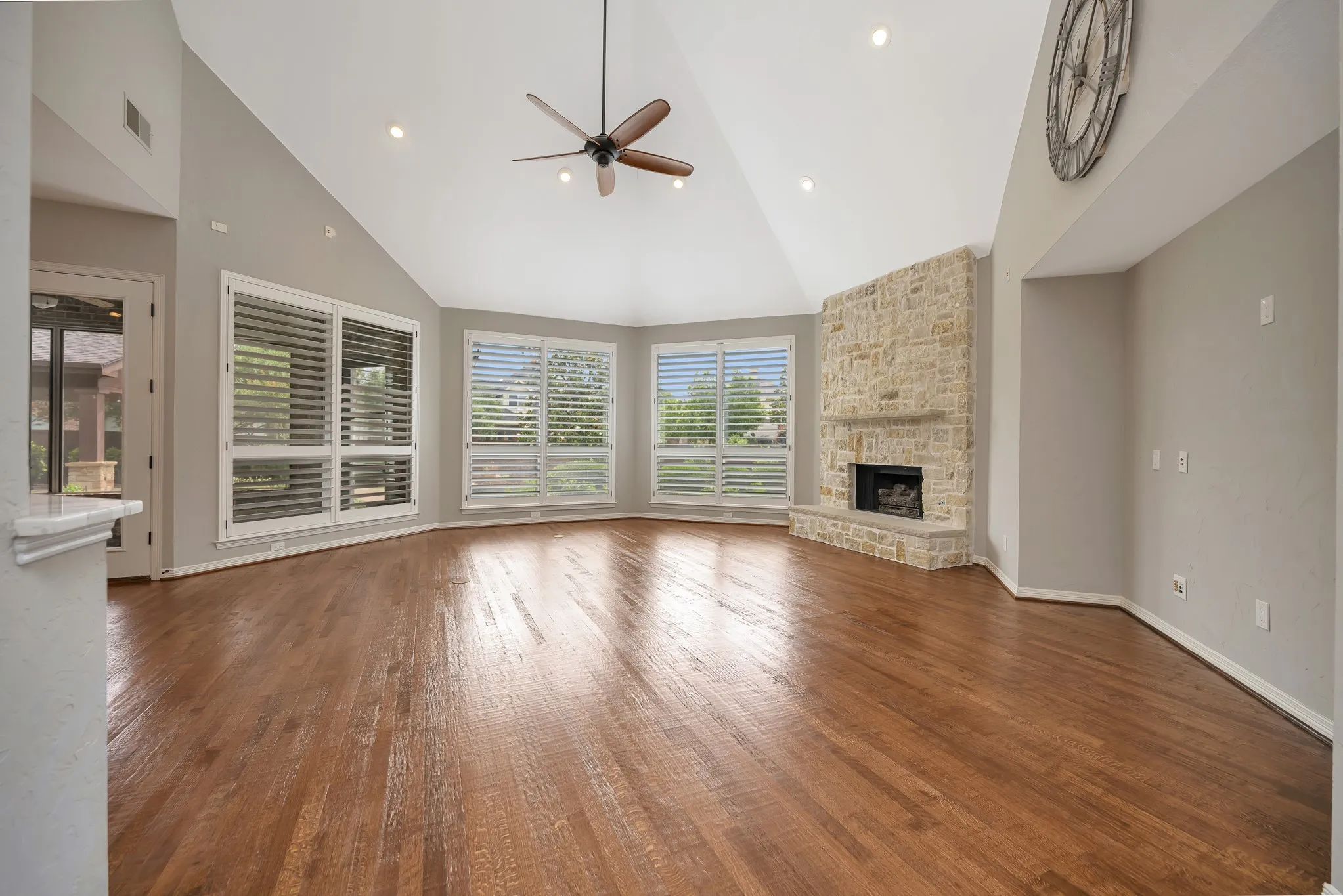 Single Family Residence For Sale in Denton County , 5200 Temple Drive, Flower Mound, Texas 75028, 4 Bedrooms, 4 Bathrooms, 3 Garage spaces, 3,999 Sqft, built in 2002, Price $1,185,000, mls#21234311, Real Estate Agent in Flower Mound, Homes For Sale in Denton county, Homes For Sale in Flower Mound, Realtor in Flower Mound Texas, Real Estate Brokerage Independent Realty Texas, Luminita Cordes Realtor