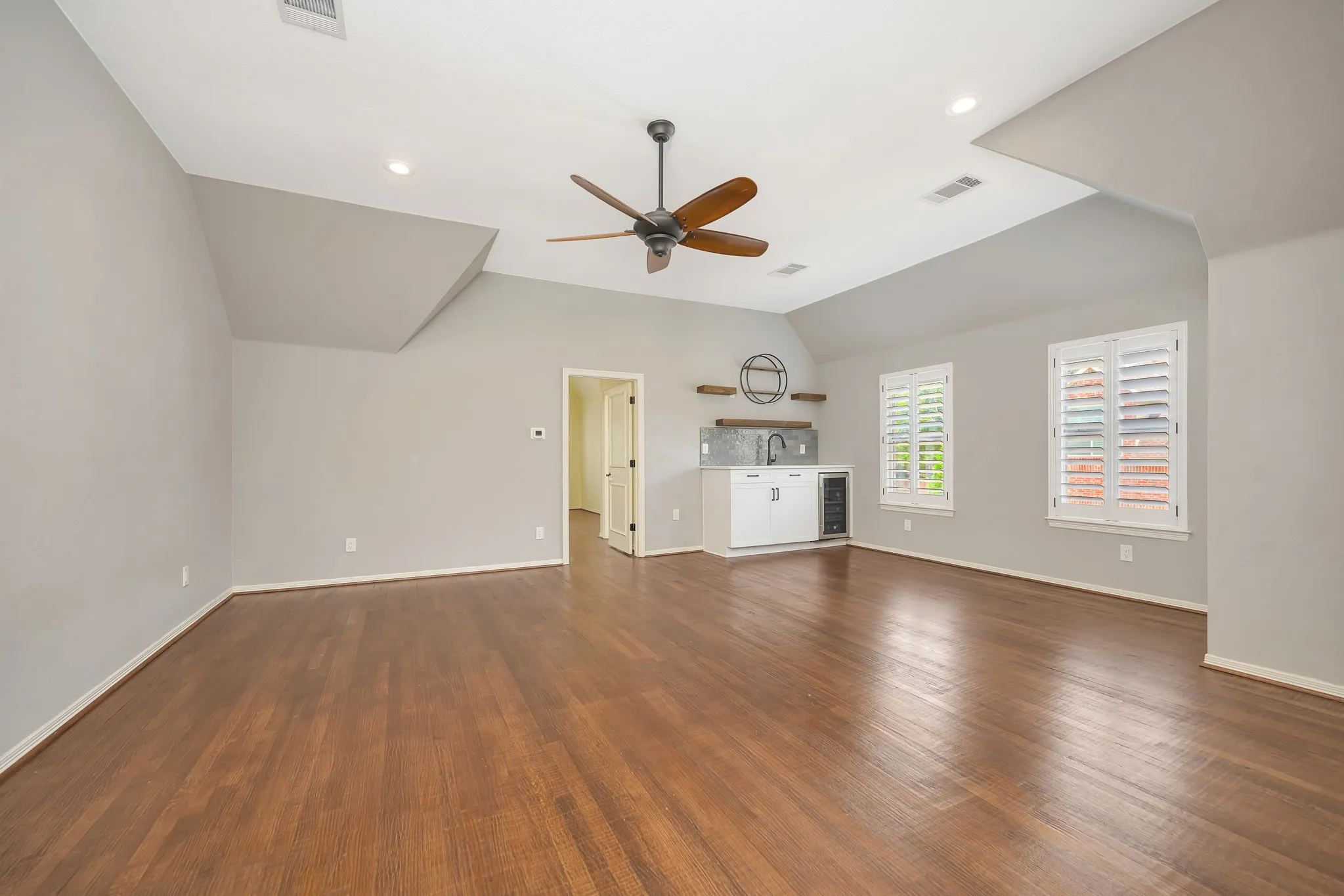 Single Family Residence For Sale in Denton County , 5200 Temple Drive, Flower Mound, Texas 75028, 4 Bedrooms, 4 Bathrooms, 3 Garage spaces, 3,999 Sqft, built in 2002, Price $1,185,000, mls#21234311, Real Estate Agent in Flower Mound, Homes For Sale in Denton county, Homes For Sale in Flower Mound, Realtor in Flower Mound Texas, Real Estate Brokerage Independent Realty Texas, Luminita Cordes Realtor