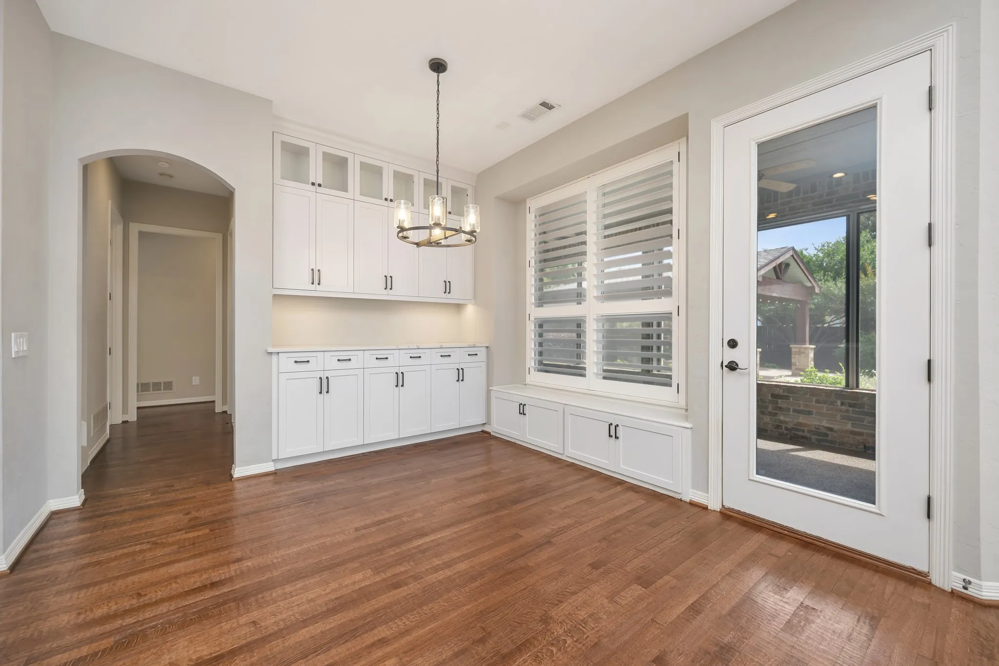 Single Family Residence For Sale in Denton County , 5200 Temple Drive, Flower Mound, Texas 75028, 4 Bedrooms, 4 Bathrooms, 3 Garage spaces, 3,999 Sqft, built in 2002, Price $1,185,000, mls#21234311, Real Estate Agent in Flower Mound, Homes For Sale in Denton county, Homes For Sale in Flower Mound, Realtor in Flower Mound Texas, Real Estate Brokerage Independent Realty Texas, Luminita Cordes Realtor