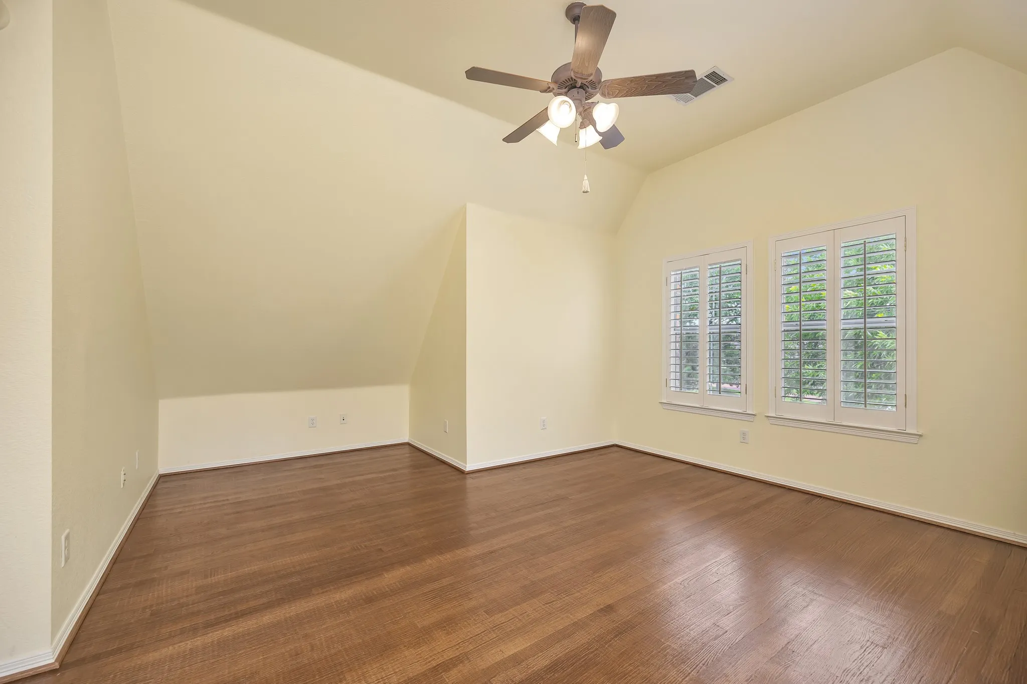 Single Family Residence For Sale in Denton County , 5200 Temple Drive, Flower Mound, Texas 75028, 4 Bedrooms, 4 Bathrooms, 3 Garage spaces, 3,999 Sqft, built in 2002, Price $1,185,000, mls#21234311, Real Estate Agent in Flower Mound, Homes For Sale in Denton county, Homes For Sale in Flower Mound, Realtor in Flower Mound Texas, Real Estate Brokerage Independent Realty Texas, Luminita Cordes Realtor