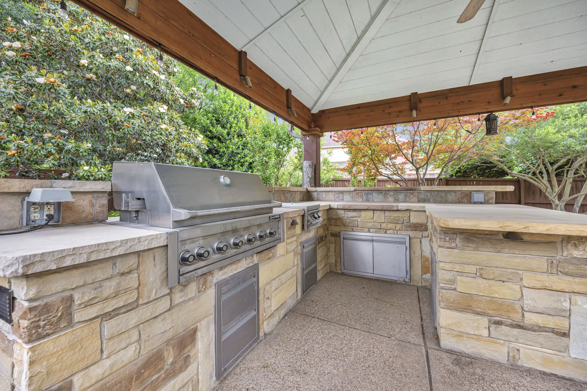 Single Family Residence For Sale in Denton County , 5200 Temple Drive, Flower Mound, Texas 75028, 4 Bedrooms, 4 Bathrooms, 3 Garage spaces, 3,999 Sqft, built in 2002, Price $1,185,000, mls#21234311, Real Estate Agent in Flower Mound, Homes For Sale in Denton county, Homes For Sale in Flower Mound, Realtor in Flower Mound Texas, Real Estate Brokerage Independent Realty Texas, Luminita Cordes Realtor