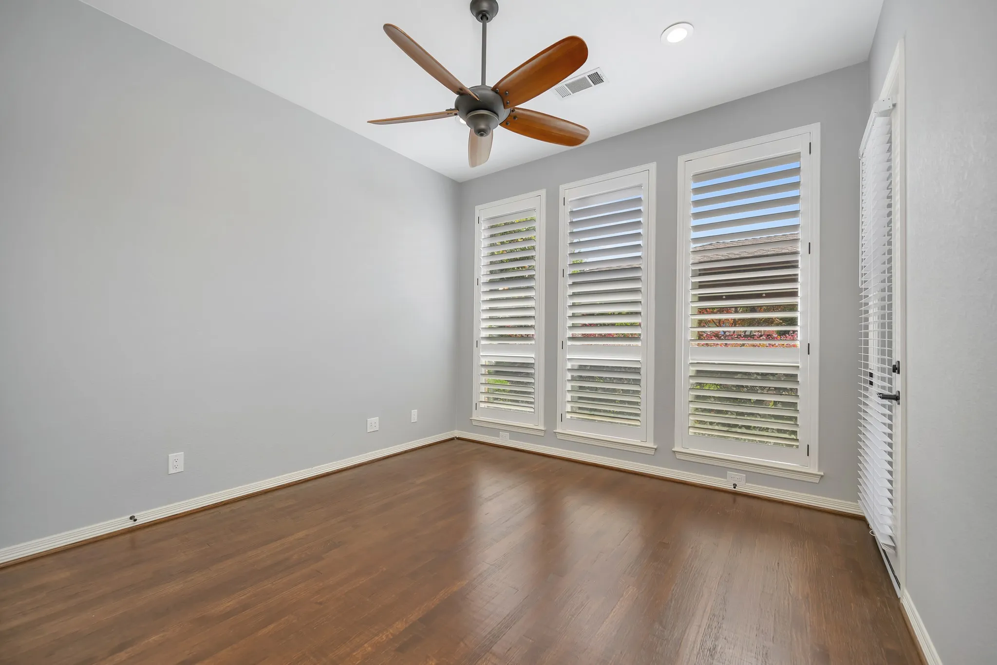 Single Family Residence For Sale in Denton County , 5200 Temple Drive, Flower Mound, Texas 75028, 4 Bedrooms, 4 Bathrooms, 3 Garage spaces, 3,999 Sqft, built in 2002, Price $1,185,000, mls#21234311, Real Estate Agent in Flower Mound, Homes For Sale in Denton county, Homes For Sale in Flower Mound, Realtor in Flower Mound Texas, Real Estate Brokerage Independent Realty Texas, Luminita Cordes Realtor