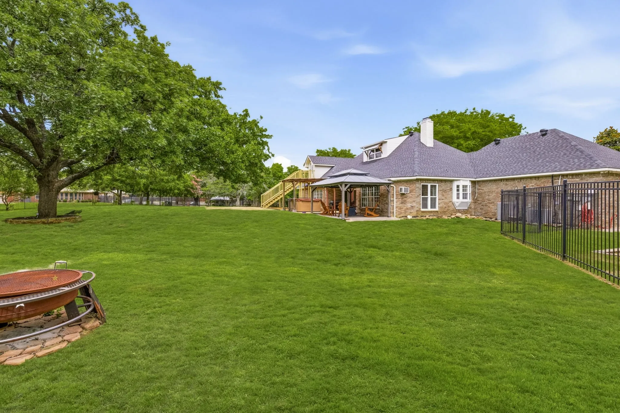 Single Family Residence For Sale in Denton County , 1092 Holly Lane, Lewisville, Texas 75067, 4 Bedrooms, 2 Bathrooms, 2 Garage spaces, 3,021 Sqft, built in 1993, Price $850,000, mls#21259373, Real Estate Agent in Lewisville, Homes For Sale in Denton county, Homes For Sale in Lewisville, Realtor in Lewisville Texas, Real Estate Brokerage Independent Realty Texas, Luminita Cordes Realtor