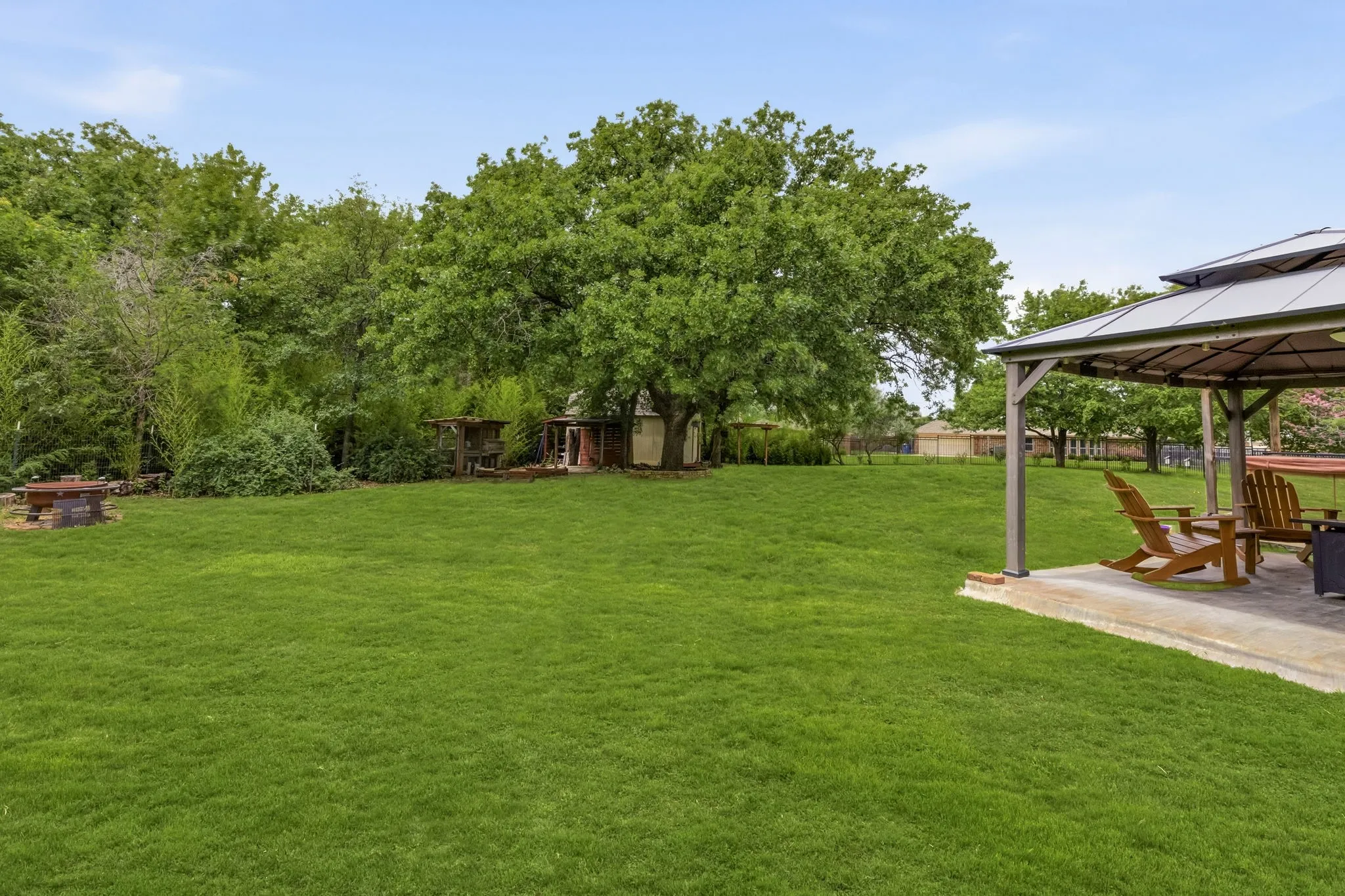 Single Family Residence For Sale in Denton County , 1092 Holly Lane, Lewisville, Texas 75067, 4 Bedrooms, 2 Bathrooms, 2 Garage spaces, 3,021 Sqft, built in 1993, Price $850,000, mls#21259373, Real Estate Agent in Lewisville, Homes For Sale in Denton county, Homes For Sale in Lewisville, Realtor in Lewisville Texas, Real Estate Brokerage Independent Realty Texas, Luminita Cordes Realtor