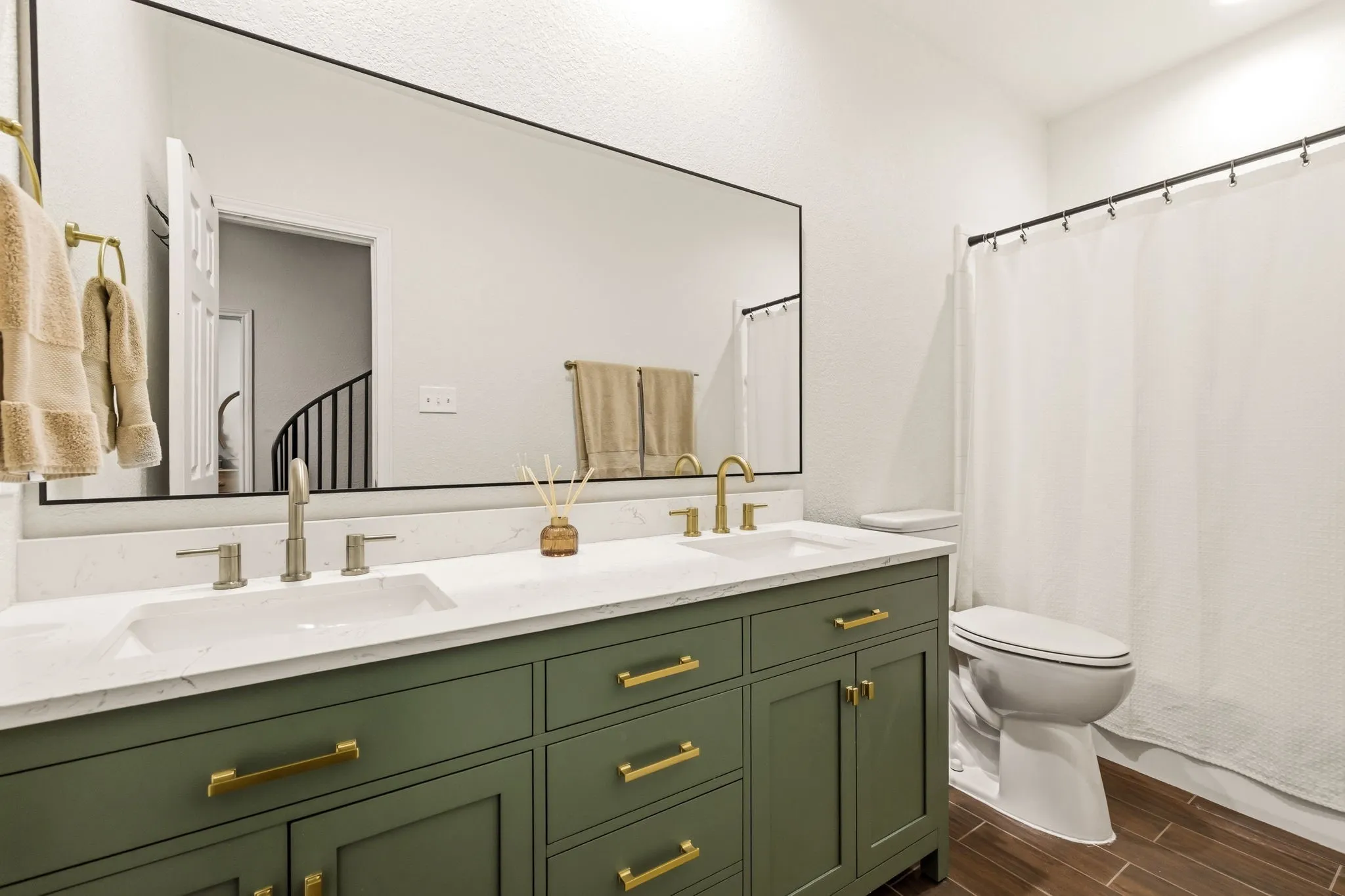 Single Family Residence For Sale in Denton County , 1092 Holly Lane, Lewisville, Texas 75067, 4 Bedrooms, 2 Bathrooms, 2 Garage spaces, 3,021 Sqft, built in 1993, Price $850,000, mls#21259373, Real Estate Agent in Lewisville, Homes For Sale in Denton county, Homes For Sale in Lewisville, Realtor in Lewisville Texas, Real Estate Brokerage Independent Realty Texas, Luminita Cordes Realtor