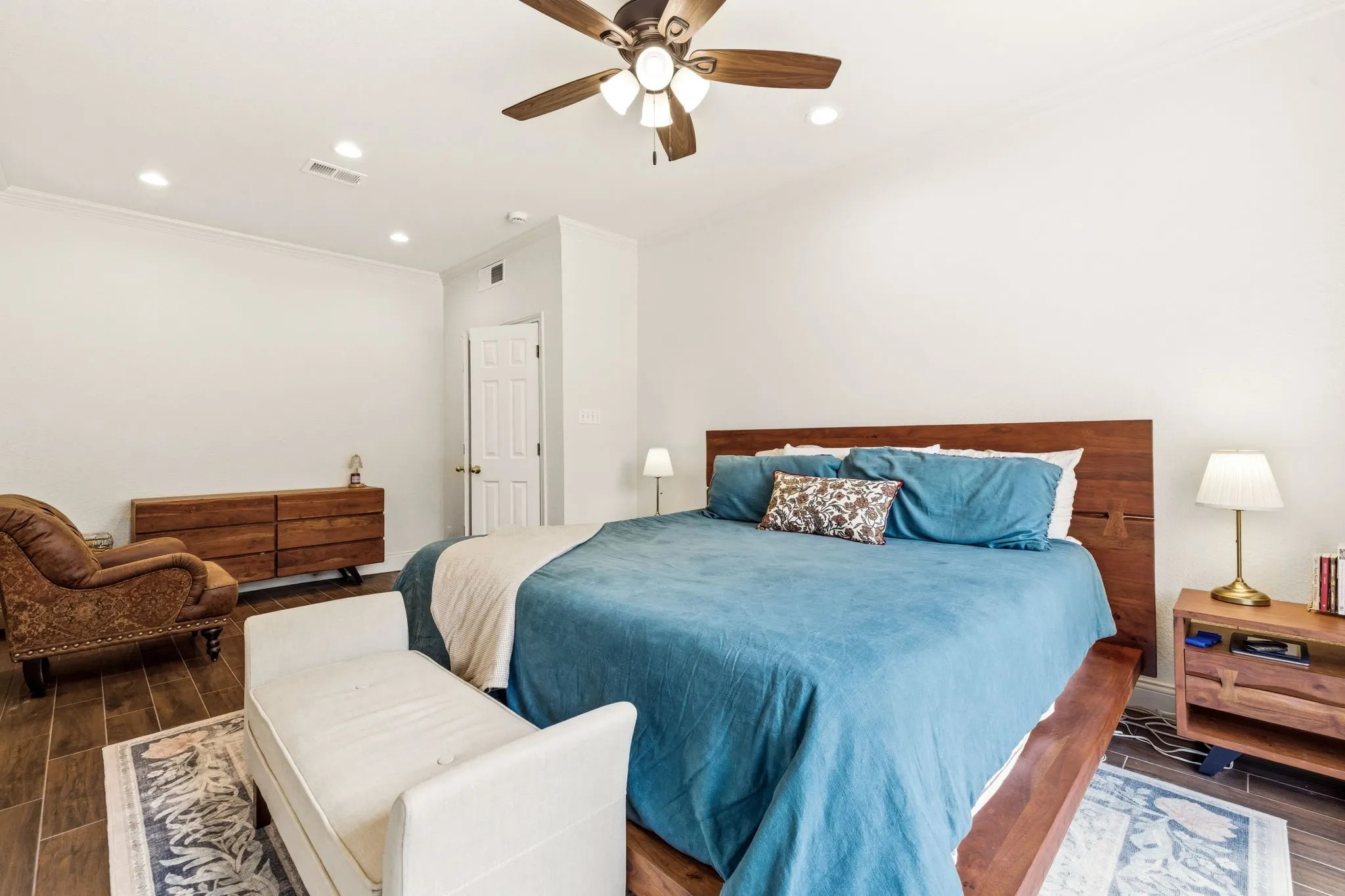 Single Family Residence For Sale in Denton County , 1092 Holly Lane, Lewisville, Texas 75067, 4 Bedrooms, 2 Bathrooms, 2 Garage spaces, 3,021 Sqft, built in 1993, Price $850,000, mls#21259373, Real Estate Agent in Lewisville, Homes For Sale in Denton county, Homes For Sale in Lewisville, Realtor in Lewisville Texas, Real Estate Brokerage Independent Realty Texas, Luminita Cordes Realtor