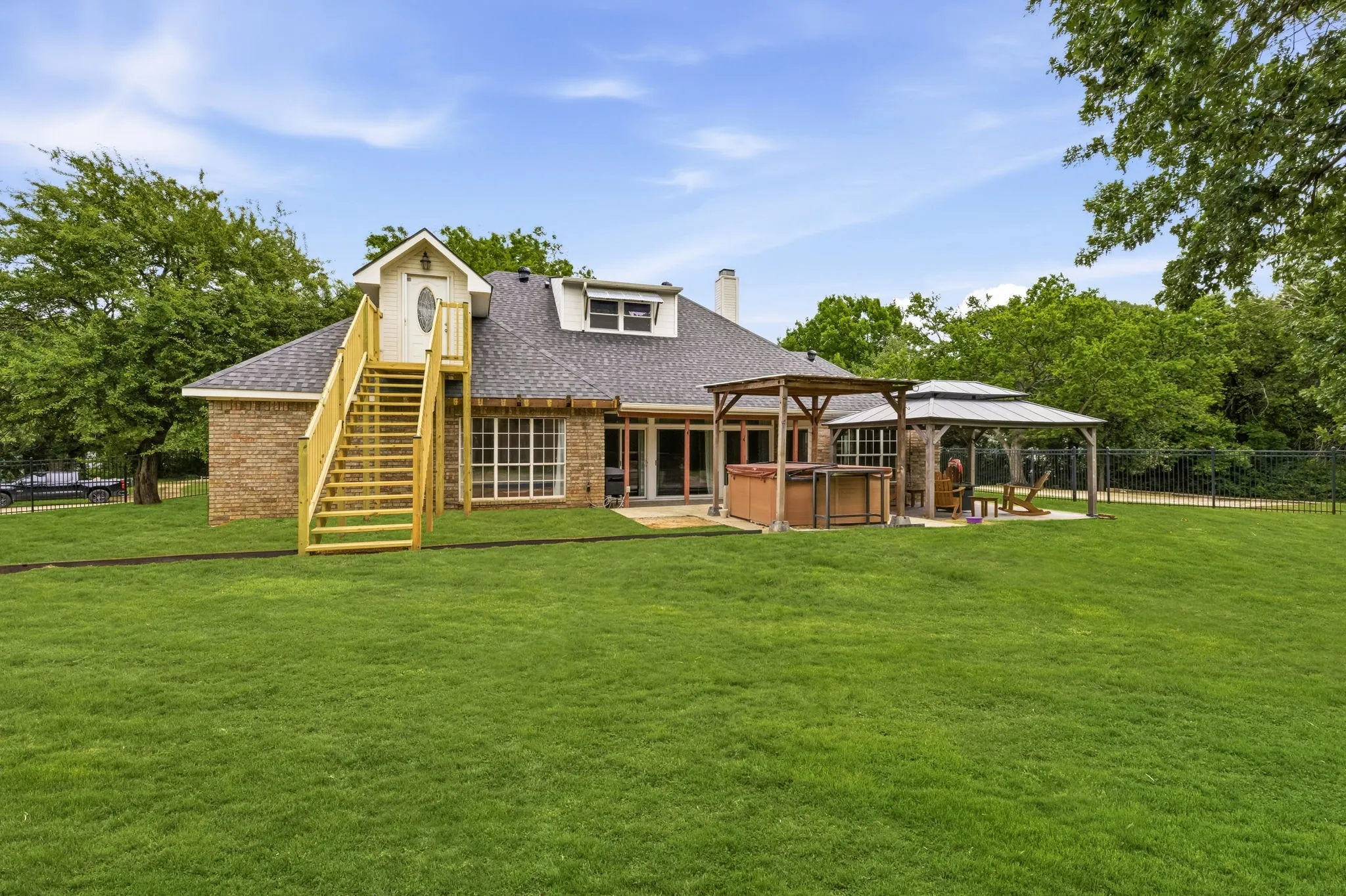 Single Family Residence For Sale in Denton County , 1092 Holly Lane, Lewisville, Texas 75067, 4 Bedrooms, 2 Bathrooms, 2 Garage spaces, 3,021 Sqft, built in 1993, Price $850,000, mls#21259373, Real Estate Agent in Lewisville, Homes For Sale in Denton county, Homes For Sale in Lewisville, Realtor in Lewisville Texas, Real Estate Brokerage Independent Realty Texas, Luminita Cordes Realtor