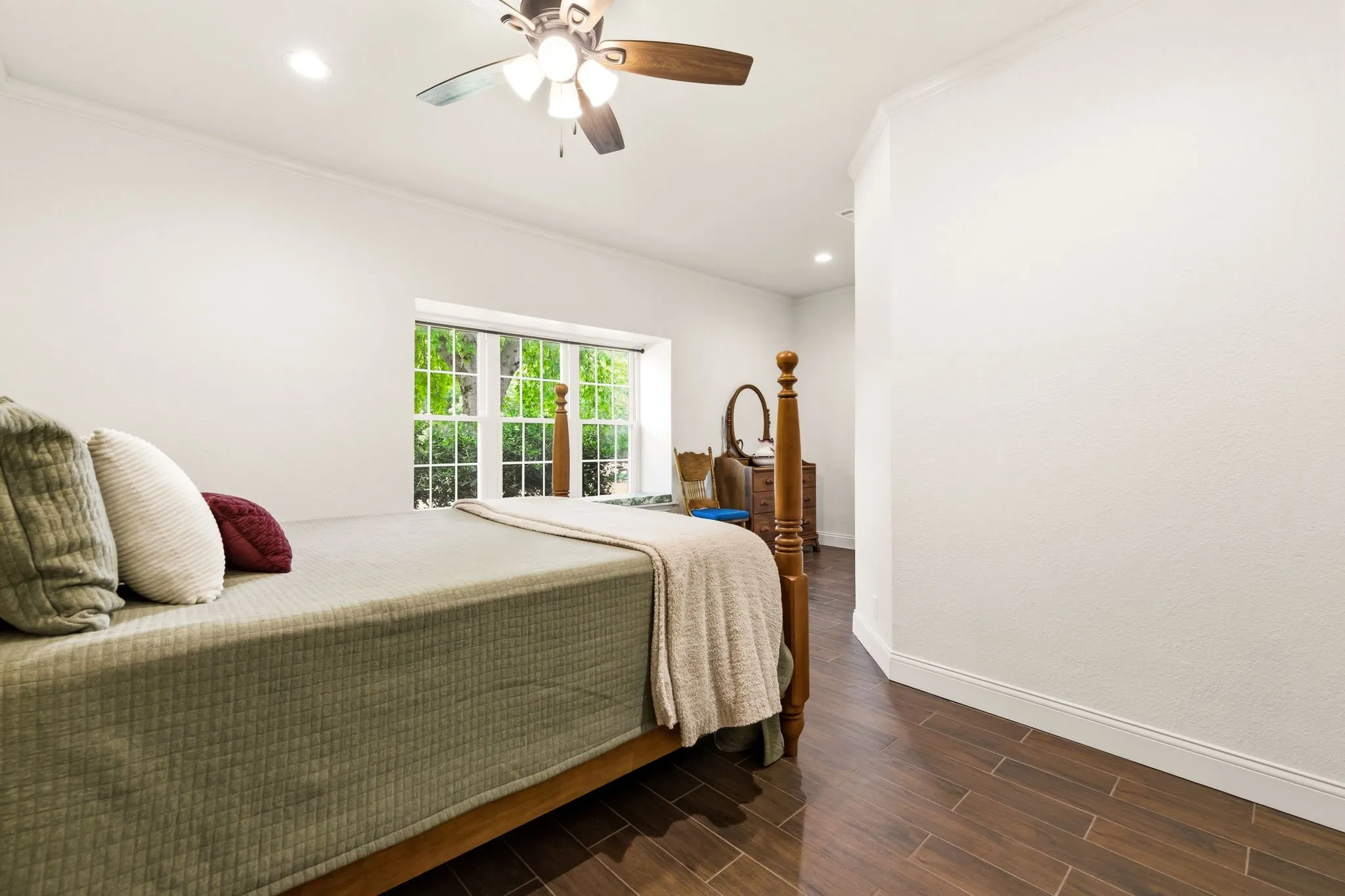 Single Family Residence For Sale in Denton County , 1092 Holly Lane, Lewisville, Texas 75067, 4 Bedrooms, 2 Bathrooms, 2 Garage spaces, 3,021 Sqft, built in 1993, Price $850,000, mls#21259373, Real Estate Agent in Lewisville, Homes For Sale in Denton county, Homes For Sale in Lewisville, Realtor in Lewisville Texas, Real Estate Brokerage Independent Realty Texas, Luminita Cordes Realtor
