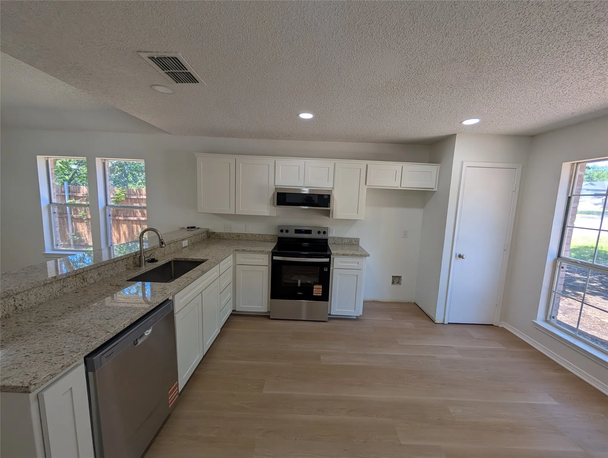 Single Family Residence For Sale in Tarrant County , 4821 Saint Thomas Place, Fort Worth, Texas 76135, 3 Bedroom, 2 Bathroom, 2 Garage spaces, 1,492 Sqft, built in 1993, mls#21261684, Real Estate Agent in Fort Worth, Homes For Sale in Tarrant county, Homes For Sale in Fort Worth, Realtor in Fort Worth Texas, Real Estate Brokerage Independent Realty Texas, Luminita Cordes Realtor