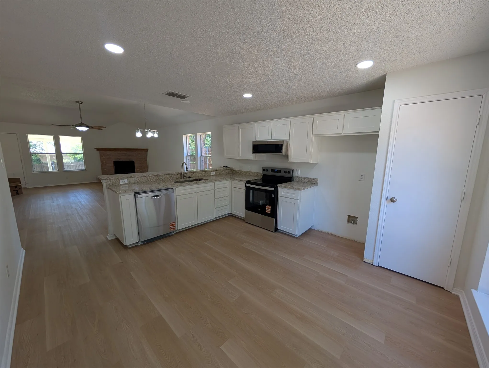 Single Family Residence For Sale in Tarrant County , 4821 Saint Thomas Place, Fort Worth, Texas 76135, 3 Bedroom, 2 Bathroom, 2 Garage spaces, 1,492 Sqft, built in 1993, mls#21261684, Real Estate Agent in Fort Worth, Homes For Sale in Tarrant county, Homes For Sale in Fort Worth, Realtor in Fort Worth Texas, Real Estate Brokerage Independent Realty Texas, Luminita Cordes Realtor