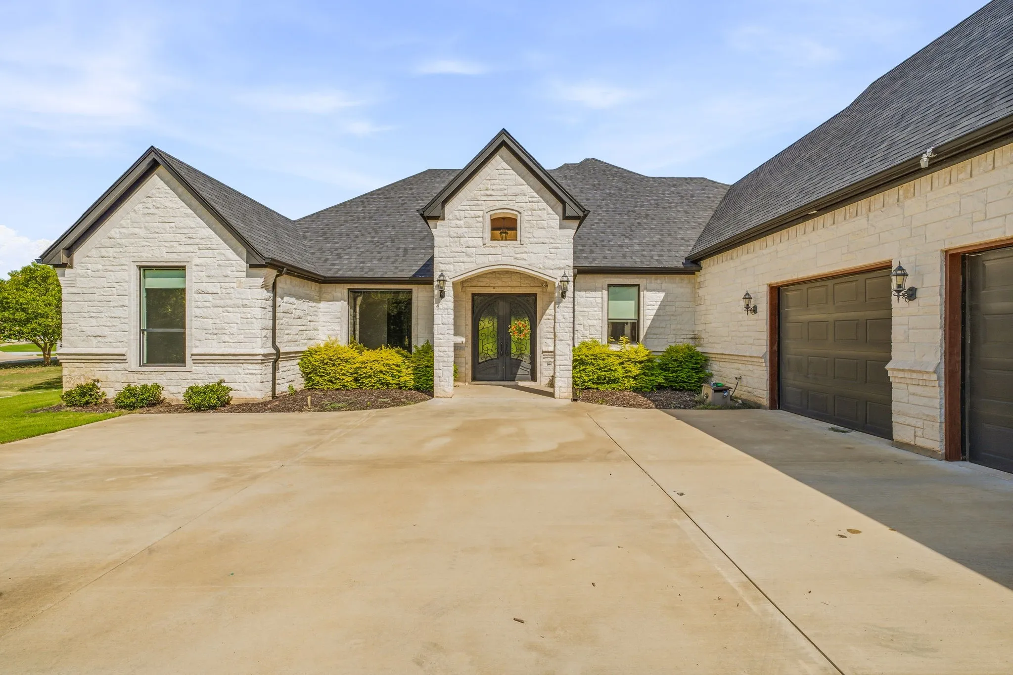 Single Family Residence For Sale in Hood County , 9503 Bellechase Road, Granbury, Texas 76049, 4 Bedroom, 4 Bathroom, 3 Garage spaces, 3,780 Sqft, built in 2019, mls#21260966, Real Estate Agent in Granbury, Homes For Sale in Hood county, Homes For Sale in Granbury, Realtor in Granbury Texas, Real Estate Brokerage Independent Realty Texas, Luminita Cordes Realtor