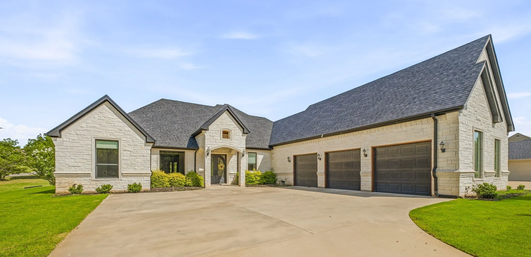 Single Family Residence For Sale in Hood County , 9503 Bellechase Road, Granbury, Texas 76049, 4 Bedroom, 4 Bathroom, 3 Garage spaces, 3,780 Sqft, built in 2019, mls#21260966, Real Estate Agent in Granbury, Homes For Sale in Hood county, Homes For Sale in Granbury, Realtor in Granbury Texas, Real Estate Brokerage Independent Realty Texas, Luminita Cordes Realtor