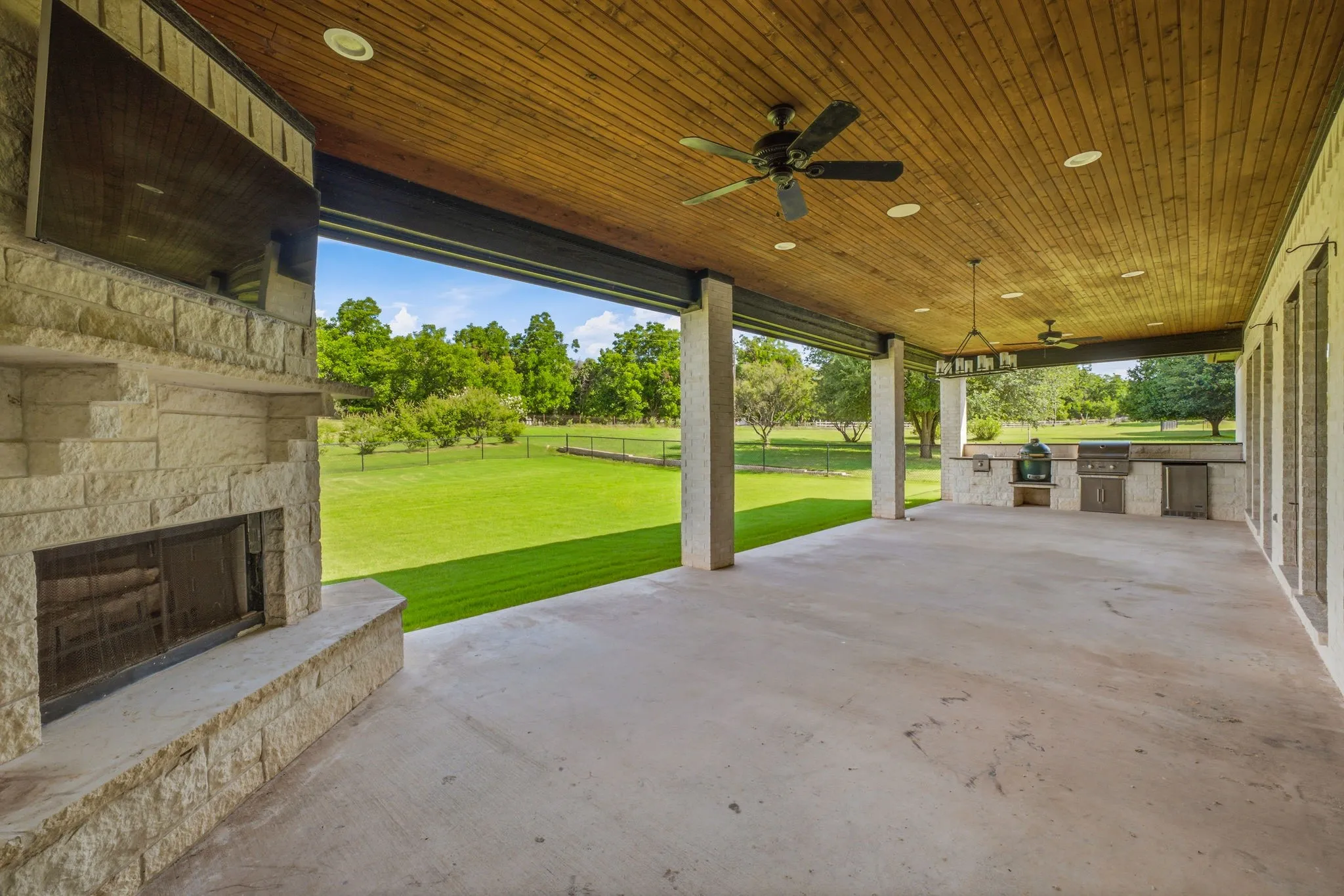 Single Family Residence For Sale in Hood County , 9503 Bellechase Road, Granbury, Texas 76049, 4 Bedroom, 4 Bathroom, 3 Garage spaces, 3,780 Sqft, built in 2019, mls#21260966, Real Estate Agent in Granbury, Homes For Sale in Hood county, Homes For Sale in Granbury, Realtor in Granbury Texas, Real Estate Brokerage Independent Realty Texas, Luminita Cordes Realtor