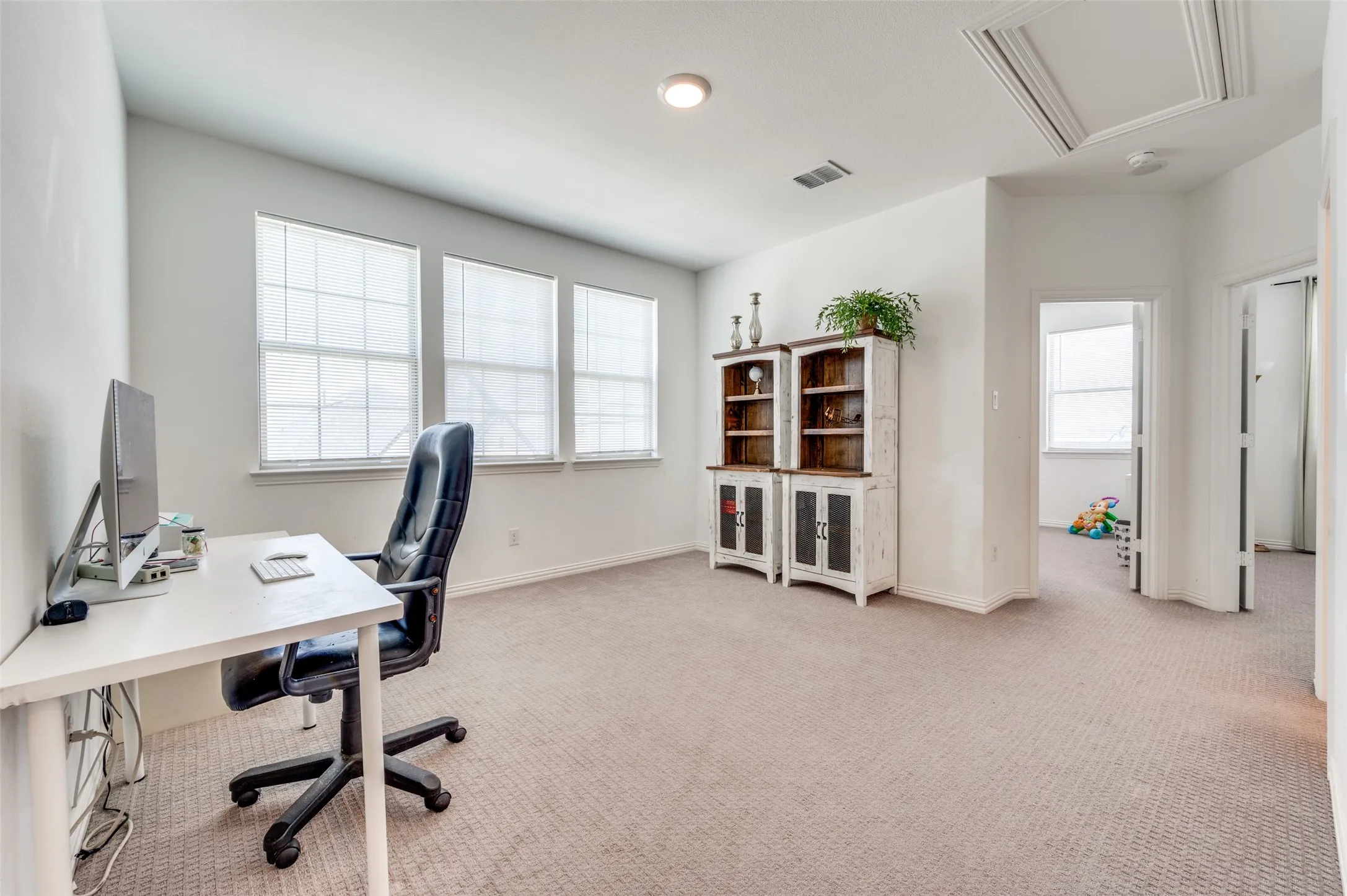 Townhouse For Sale in Tarrant County , 4567 Cypress Thorn Drive, Arlington, Texas 76005, 3 Bedroom, 3 Bathroom, 2 Garage spaces, 1,990 Sqft, built in 2021, mls#21262905, Real Estate Agent in Arlington, Homes For Sale in Tarrant county, Homes For Sale in Arlington, Realtor in Arlington Texas, Real Estate Brokerage Independent Realty Texas, Luminita Cordes Realtor