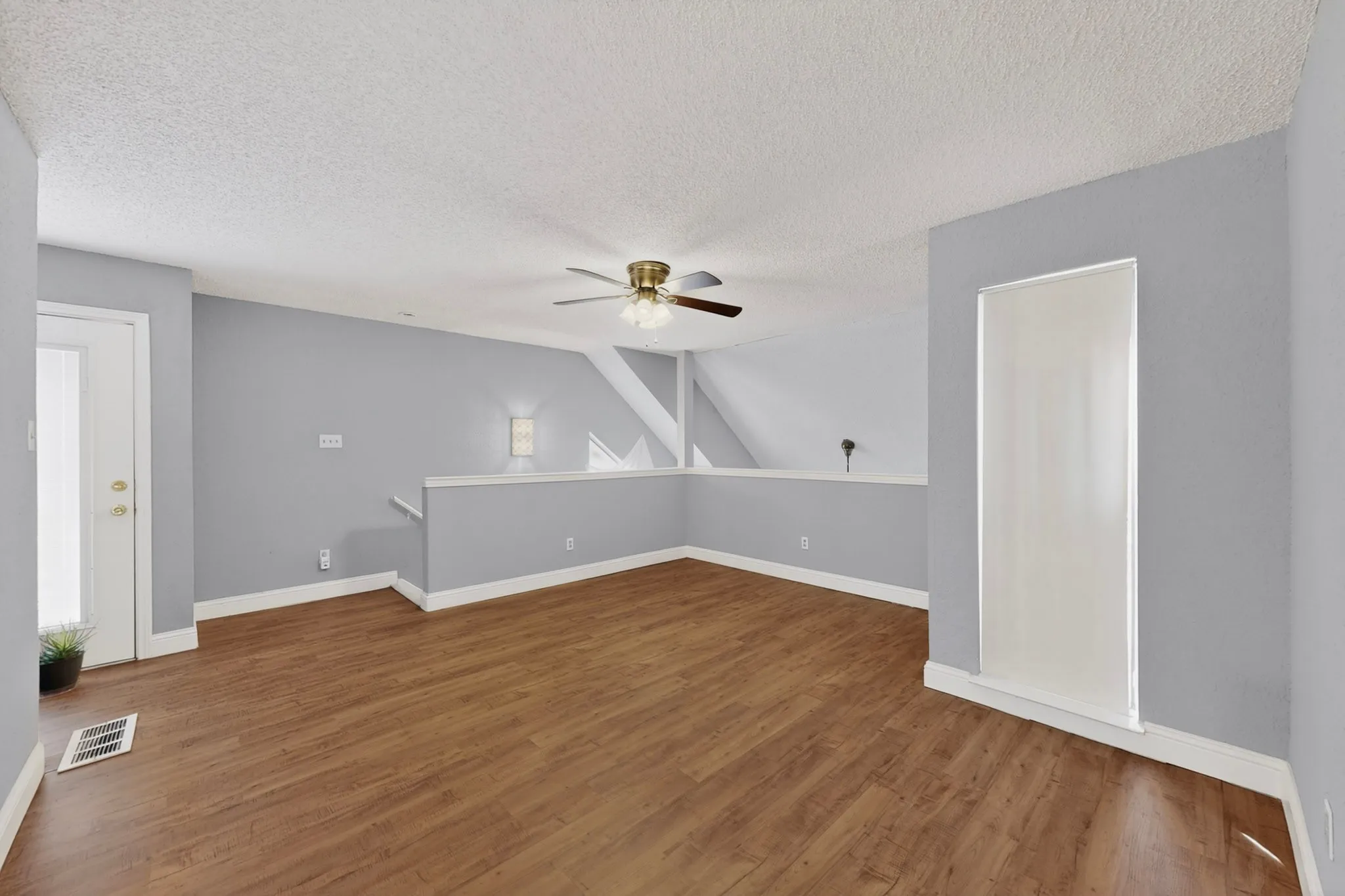 Condominium For Sale in Dallas County , 9811 Walnut Street 203, Dallas, Texas 75243, 2 Bedroom, 2 Bathroom, Garage spaces, 894 Sqft, built in 1981, mls#21262879, Real Estate Agent in Dallas, Homes For Sale in Dallas county, Homes For Sale in Dallas, Realtor in Dallas Texas, Real Estate Brokerage Independent Realty Texas, Luminita Cordes Realtor