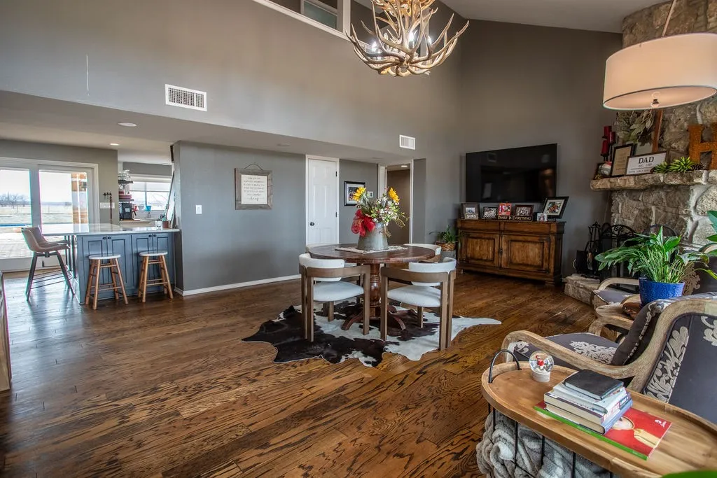 Living/Dining Area
