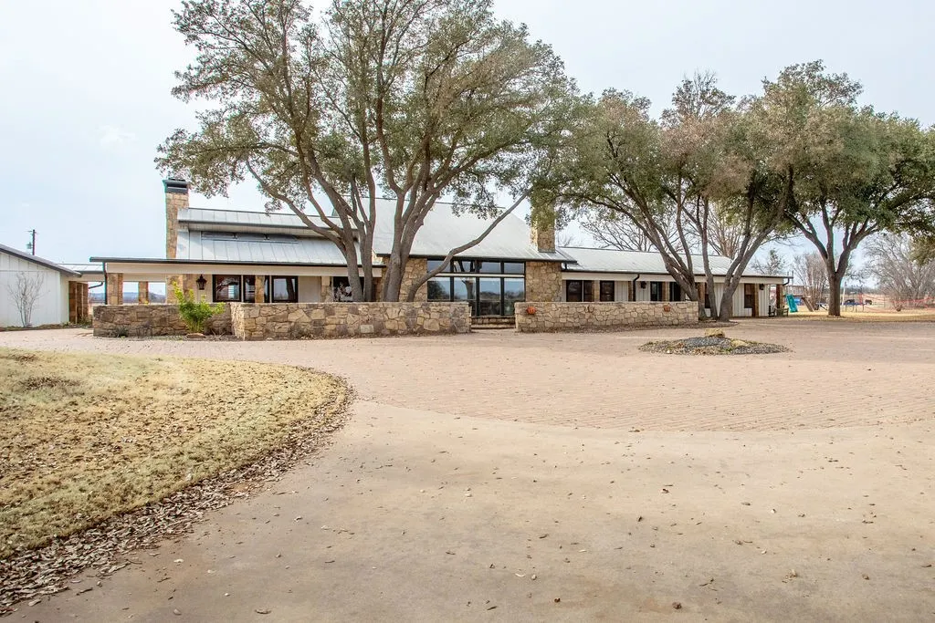 Single Family Residence For Sale in Shackelford County , 7600 State Highway 6, Albany, Texas 76430, 5 Bedroom, 5 Bathroom, Garage spaces, 3,602 Sqft, built in 1984, mls#21262963, Real Estate Agent in Albany, Homes For Sale in Shackelford county, Homes For Sale in Albany, Realtor in Albany Texas, Real Estate Brokerage Independent Realty Texas, Luminita Cordes Realtor