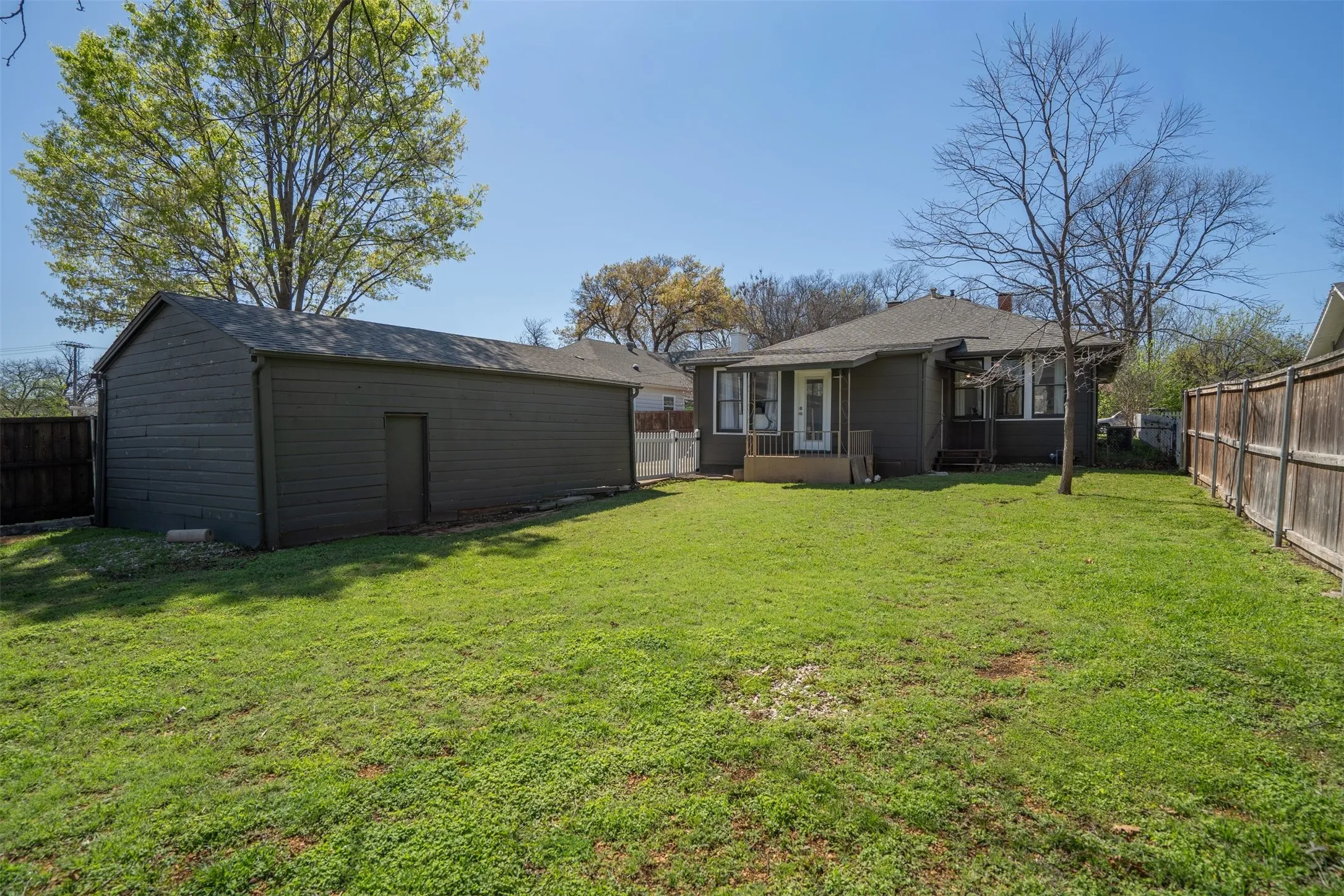 Duplex For Sale in Dallas County , 634 Turner Avenue, Dallas, Texas 75208, 3 Bedroom, 2 Bathroom, 2 Garage spaces, 0 Sqft, built in 1930, Price $600,000, mls#21260808, Real Estate Agent in Dallas, Homes For Sale in Dallas county, Homes For Sale in Dallas, Realtor in Dallas Texas, Real Estate Brokerage Independent Realty Texas, Luminita Cordes Realtor