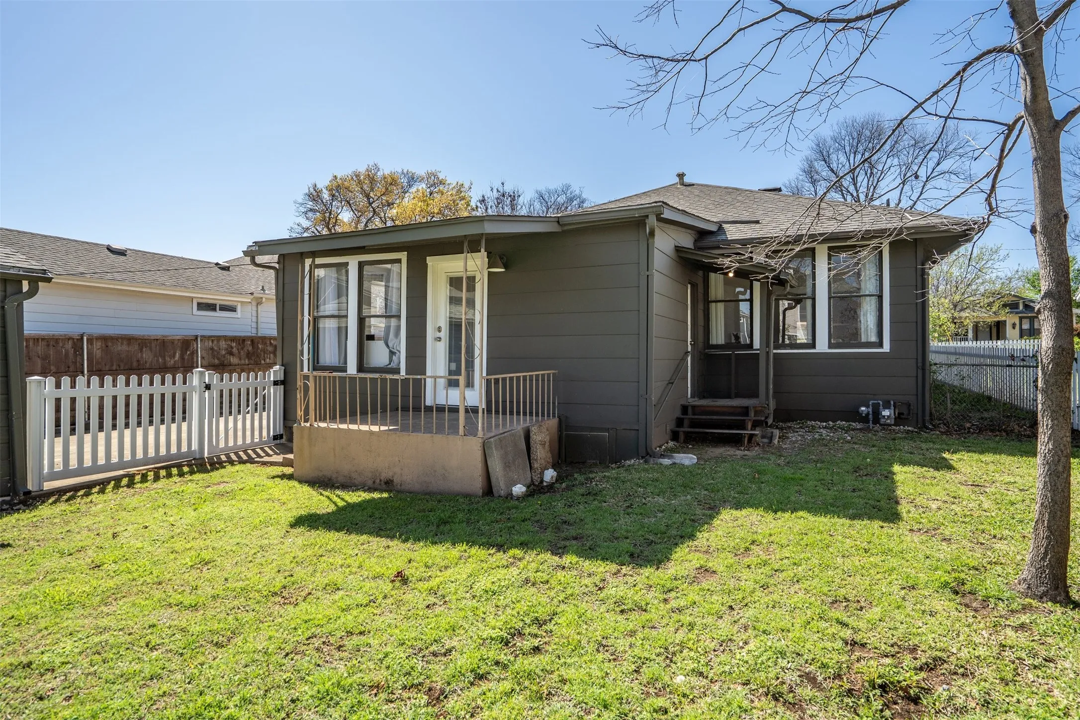 Duplex For Sale in Dallas County , 634 Turner Avenue, Dallas, Texas 75208, 3 Bedroom, 2 Bathroom, 2 Garage spaces, 0 Sqft, built in 1930, Price $600,000, mls#21260808, Real Estate Agent in Dallas, Homes For Sale in Dallas county, Homes For Sale in Dallas, Realtor in Dallas Texas, Real Estate Brokerage Independent Realty Texas, Luminita Cordes Realtor
