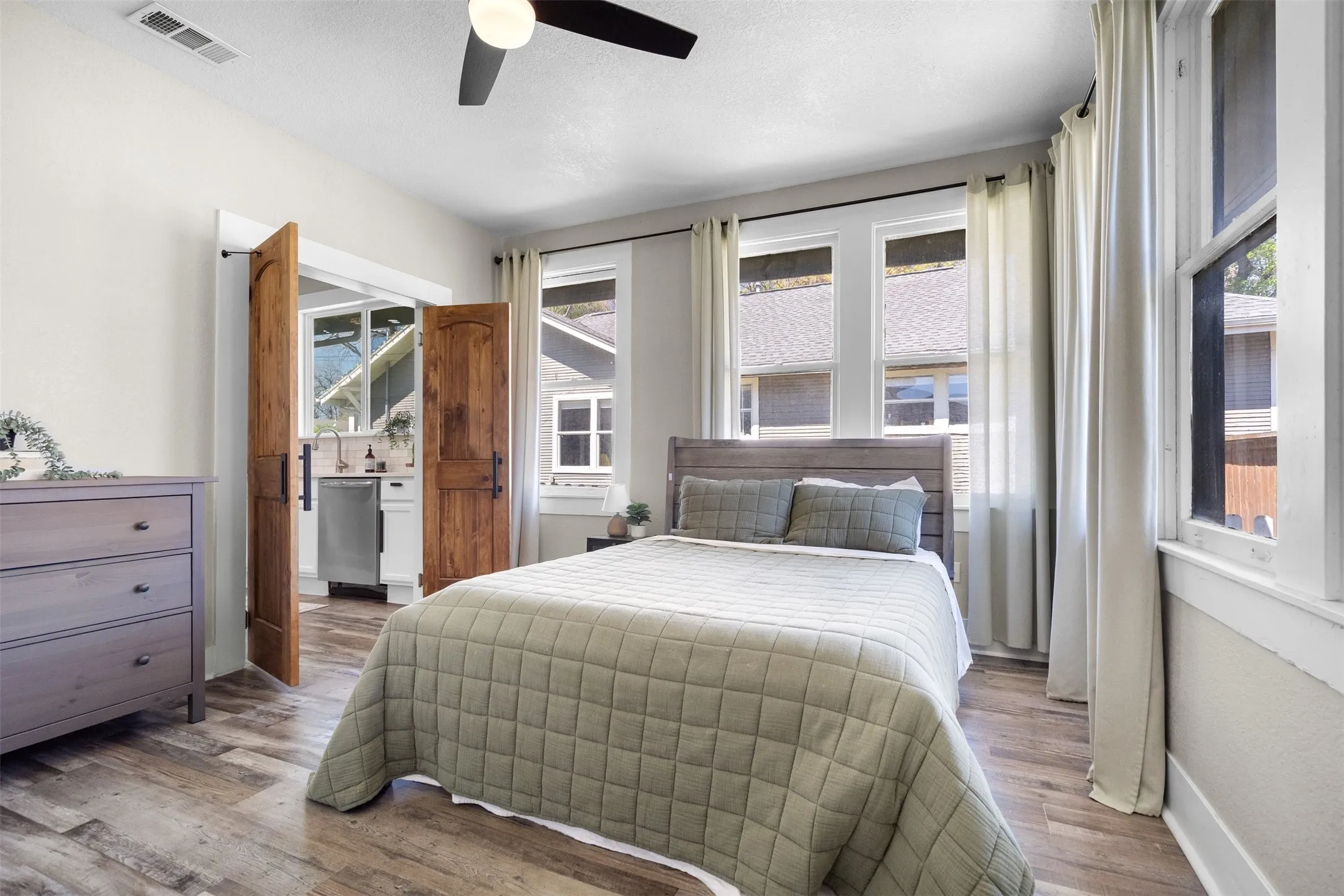 Duplex For Sale in Dallas County , 634 Turner Avenue, Dallas, Texas 75208, 3 Bedroom, 2 Bathroom, 2 Garage spaces, 0 Sqft, built in 1930, Price $600,000, mls#21260808, Real Estate Agent in Dallas, Homes For Sale in Dallas county, Homes For Sale in Dallas, Realtor in Dallas Texas, Real Estate Brokerage Independent Realty Texas, Luminita Cordes Realtor