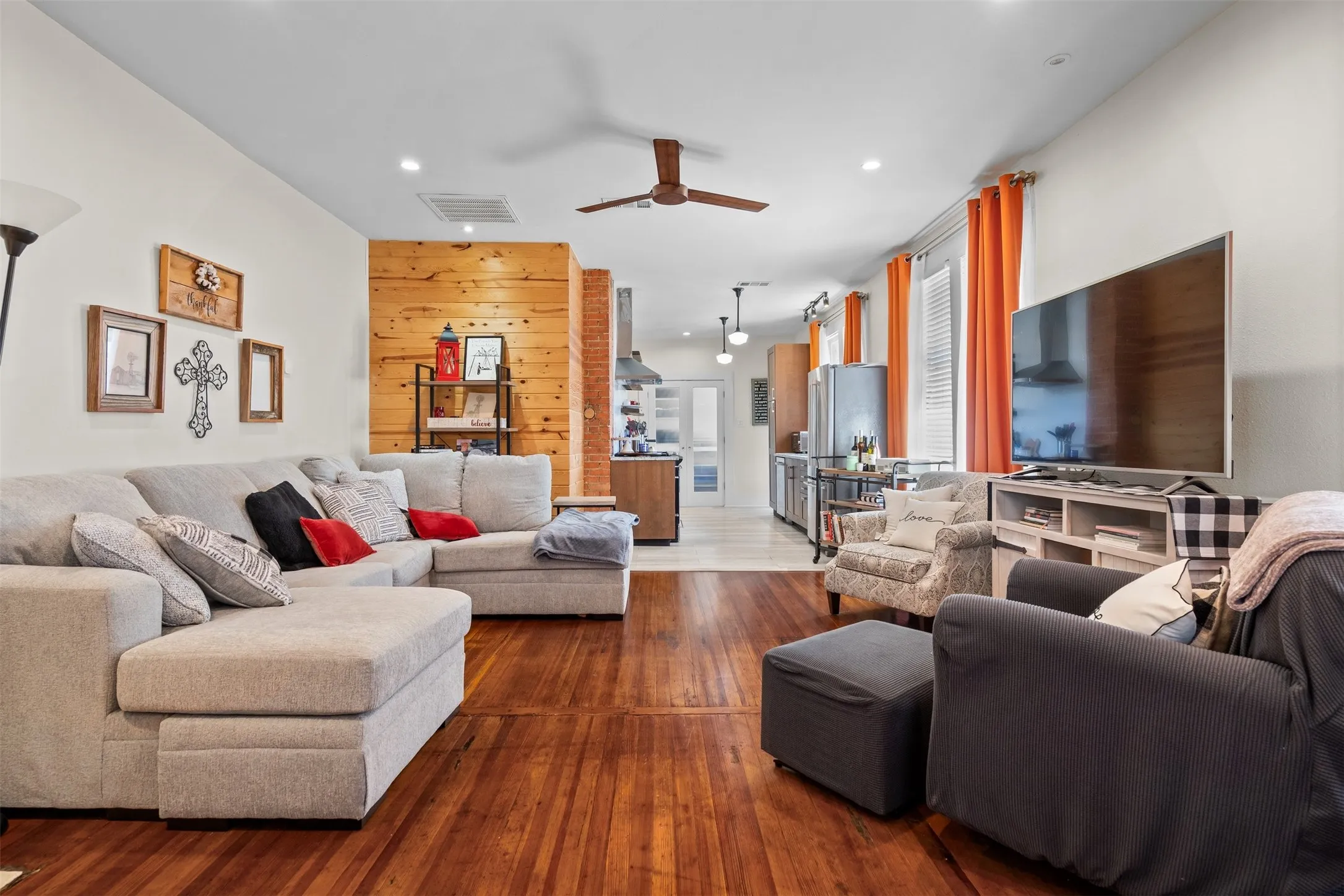 Duplex For Sale in Dallas County , 634 Turner Avenue, Dallas, Texas 75208, 3 Bedroom, 2 Bathroom, 2 Garage spaces, 0 Sqft, built in 1930, Price $600,000, mls#21260808, Real Estate Agent in Dallas, Homes For Sale in Dallas county, Homes For Sale in Dallas, Realtor in Dallas Texas, Real Estate Brokerage Independent Realty Texas, Luminita Cordes Realtor