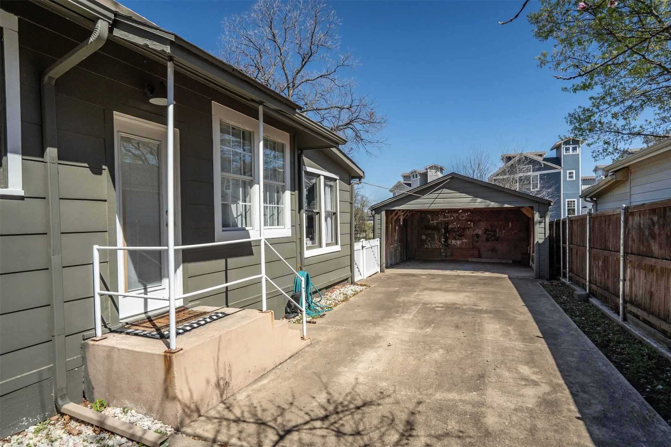 Duplex For Sale in Dallas County , 634 Turner Avenue, Dallas, Texas 75208, 3 Bedroom, 2 Bathroom, 2 Garage spaces, 0 Sqft, built in 1930, Price $600,000, mls#21260808, Real Estate Agent in Dallas, Homes For Sale in Dallas county, Homes For Sale in Dallas, Realtor in Dallas Texas, Real Estate Brokerage Independent Realty Texas, Luminita Cordes Realtor