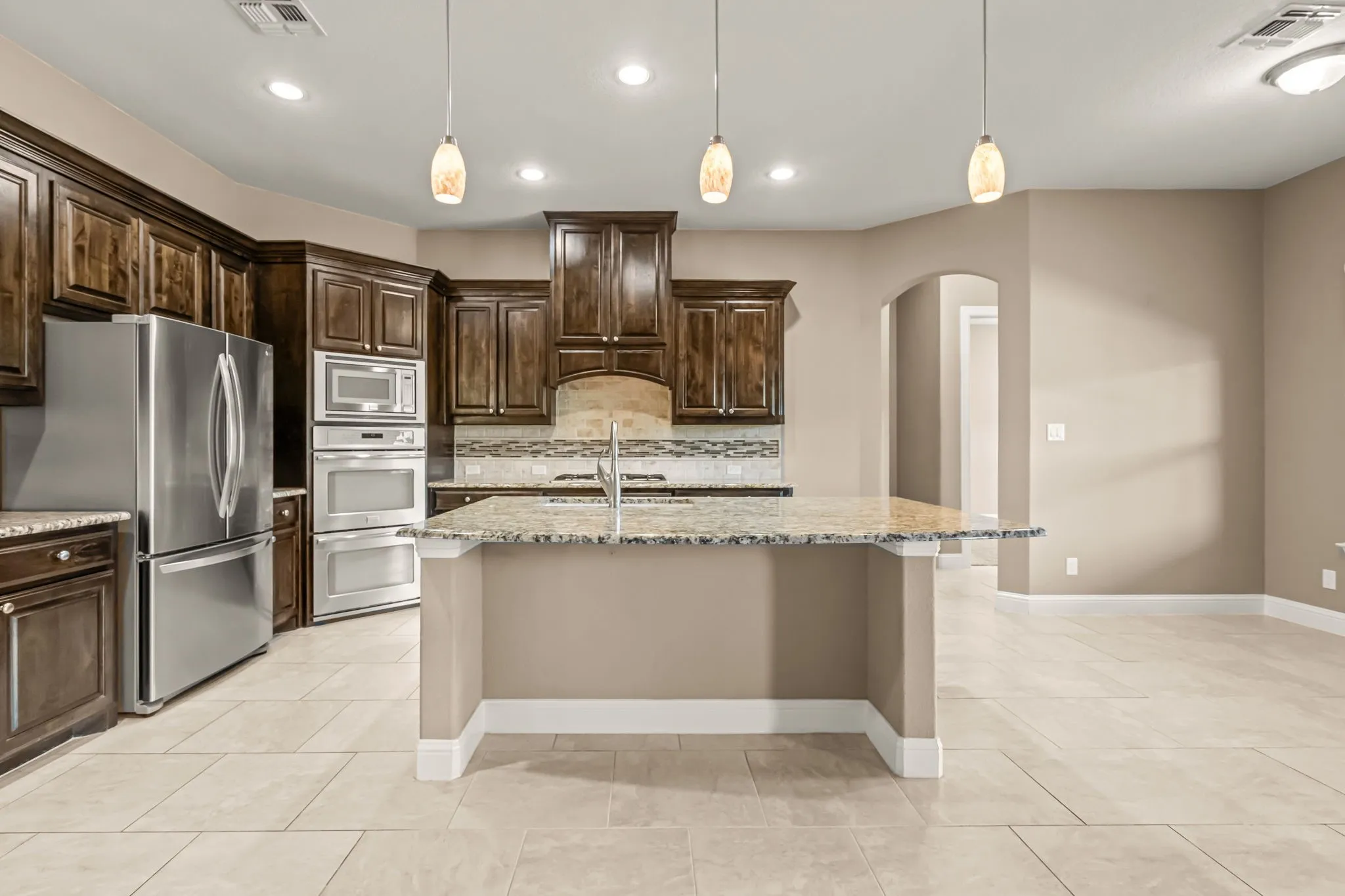 Single Family Residence For Sale in Tarrant County , 12731 Bella Roma Drive, Fort Worth, Texas 76126, 4 Bedroom, 4 Bathroom, 4 Garage spaces, 3,648 Sqft, built in 2015, mls#21250873, Real Estate Agent in Fort Worth, Homes For Sale in Tarrant county, Homes For Sale in Fort Worth, Realtor in Fort Worth Texas, Real Estate Brokerage Independent Realty Texas, Luminita Cordes Realtor