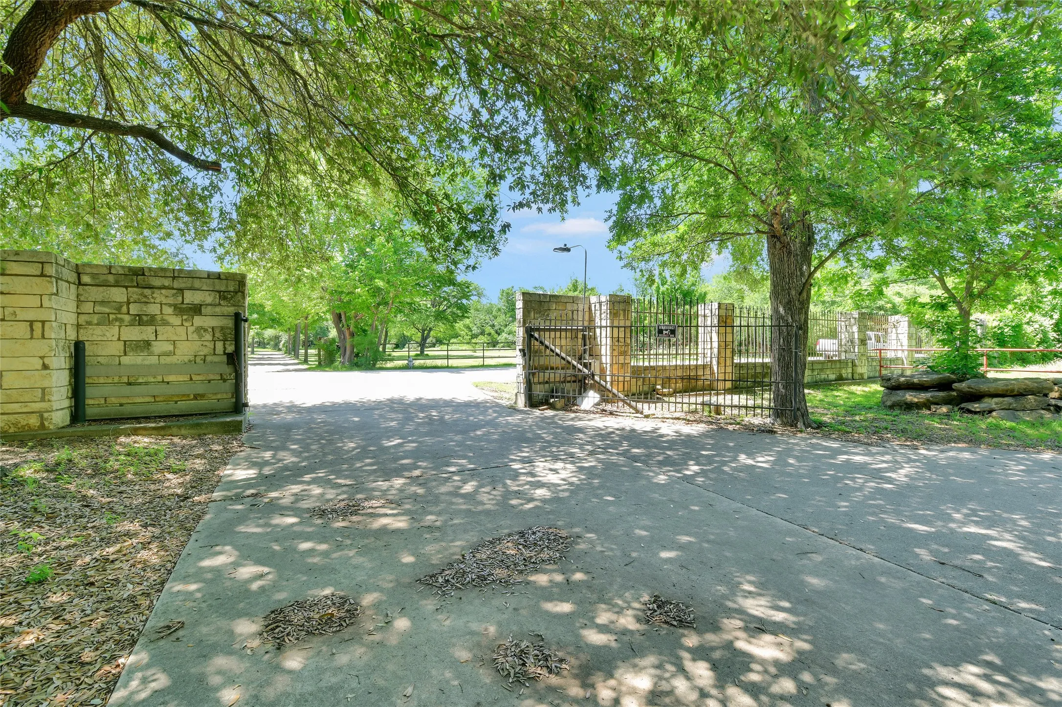Single Family Residence For Sale in Tarrant County , 5313 Hidden Oaks Lane, Arlington, Texas 76017, 3 Bedroom, 2 Bathroom, 3 Garage spaces, 2,320 Sqft, built in 1973, mls#21262771, Real Estate Agent in Arlington, Homes For Sale in Tarrant county, Homes For Sale in Arlington, Realtor in Arlington Texas, Real Estate Brokerage Independent Realty Texas, Luminita Cordes Realtor