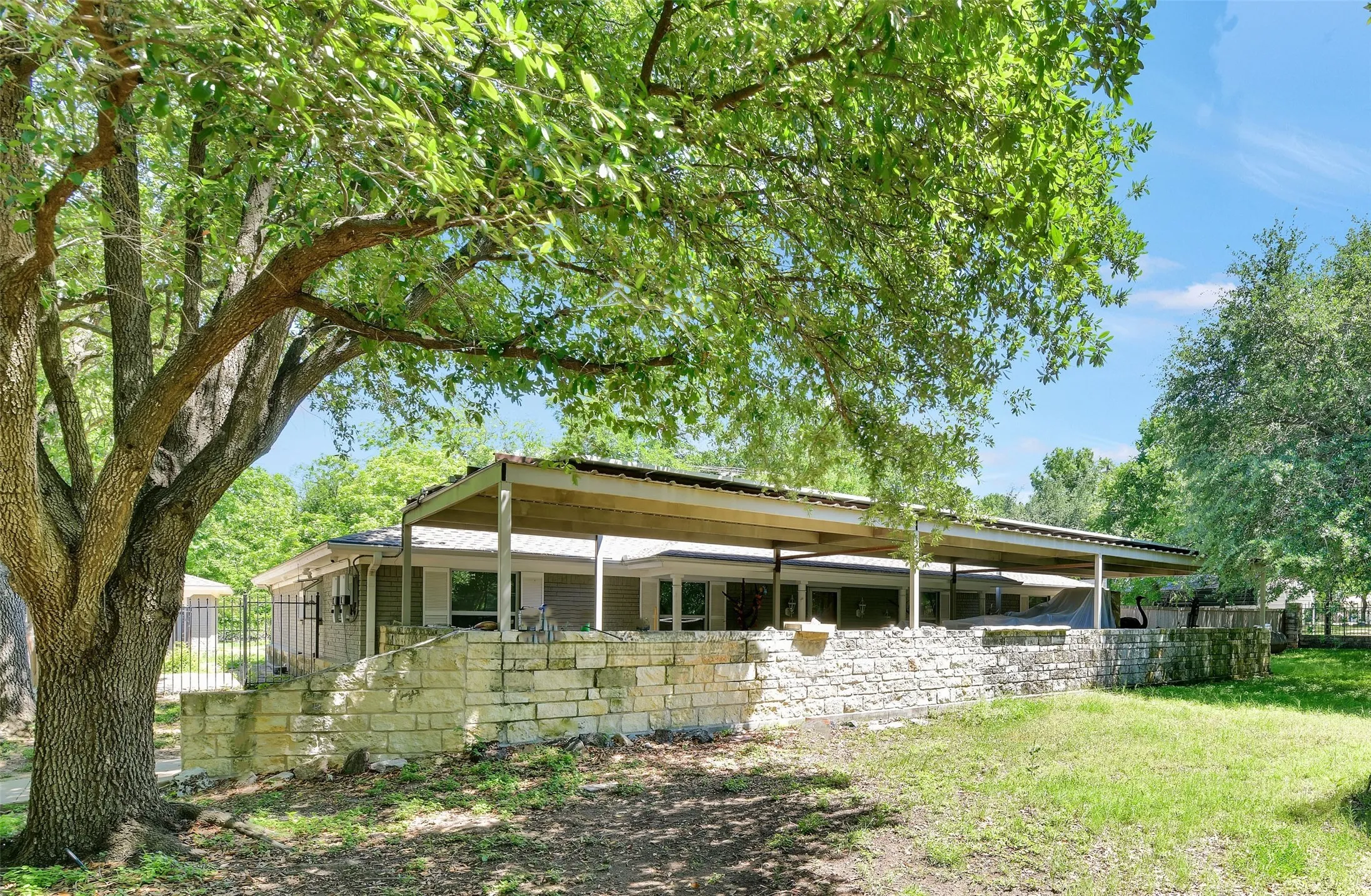 Single Family Residence For Sale in Tarrant County , 5313 Hidden Oaks Lane, Arlington, Texas 76017, 3 Bedroom, 2 Bathroom, 3 Garage spaces, 2,320 Sqft, built in 1973, mls#21262771, Real Estate Agent in Arlington, Homes For Sale in Tarrant county, Homes For Sale in Arlington, Realtor in Arlington Texas, Real Estate Brokerage Independent Realty Texas, Luminita Cordes Realtor
