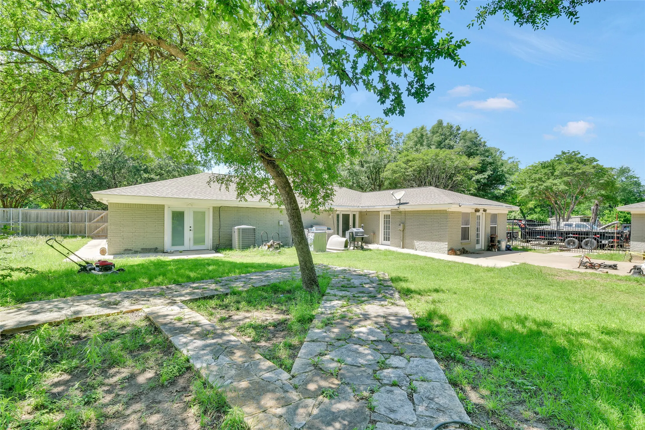 Single Family Residence For Sale in Tarrant County , 5313 Hidden Oaks Lane, Arlington, Texas 76017, 3 Bedroom, 2 Bathroom, 3 Garage spaces, 2,320 Sqft, built in 1973, mls#21262771, Real Estate Agent in Arlington, Homes For Sale in Tarrant county, Homes For Sale in Arlington, Realtor in Arlington Texas, Real Estate Brokerage Independent Realty Texas, Luminita Cordes Realtor