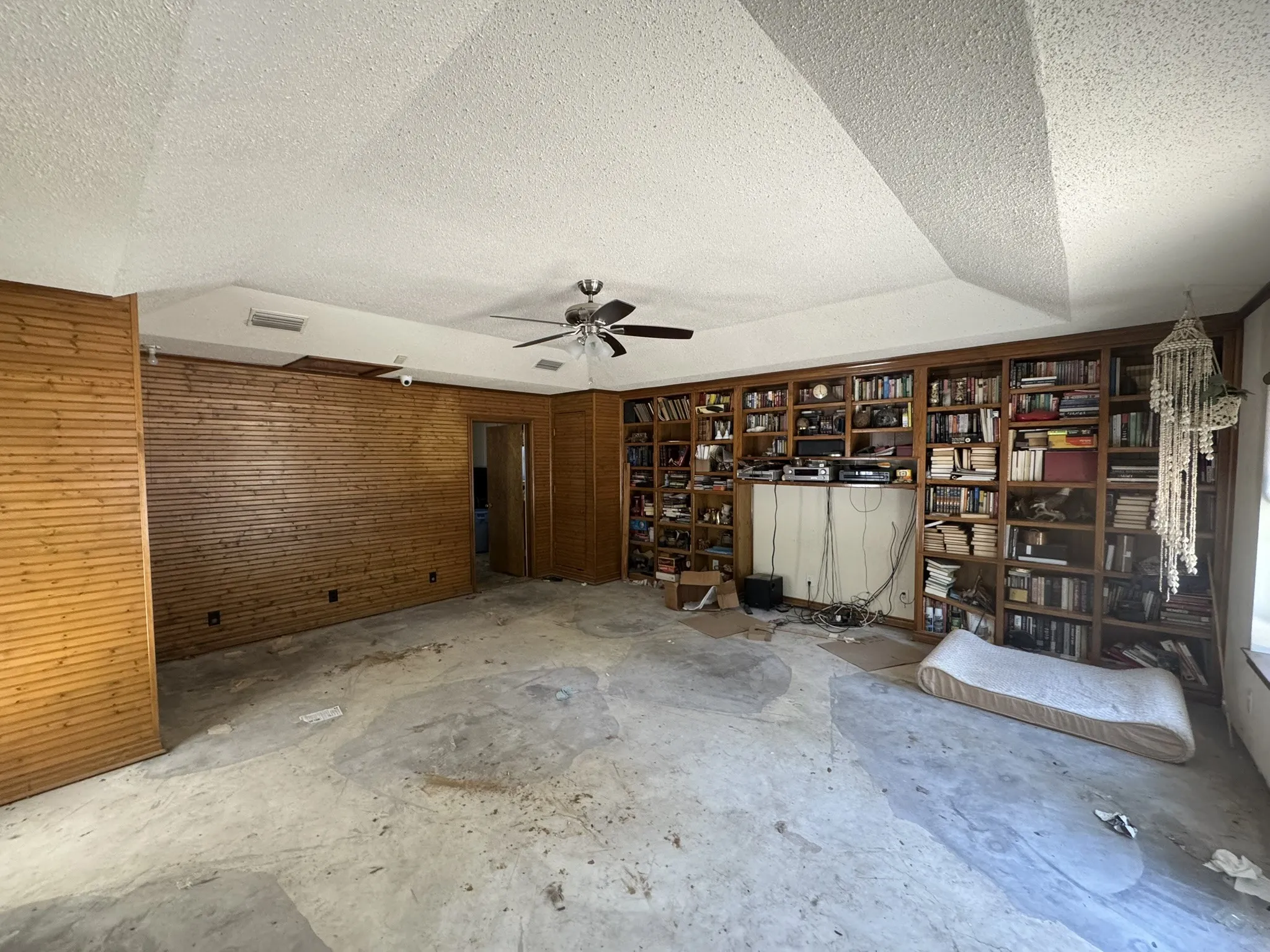 Single Family Residence For Sale in Tarrant County , 5313 Hidden Oaks Lane, Arlington, Texas 76017, 3 Bedroom, 2 Bathroom, 3 Garage spaces, 2,320 Sqft, built in 1973, mls#21262771, Real Estate Agent in Arlington, Homes For Sale in Tarrant county, Homes For Sale in Arlington, Realtor in Arlington Texas, Real Estate Brokerage Independent Realty Texas, Luminita Cordes Realtor