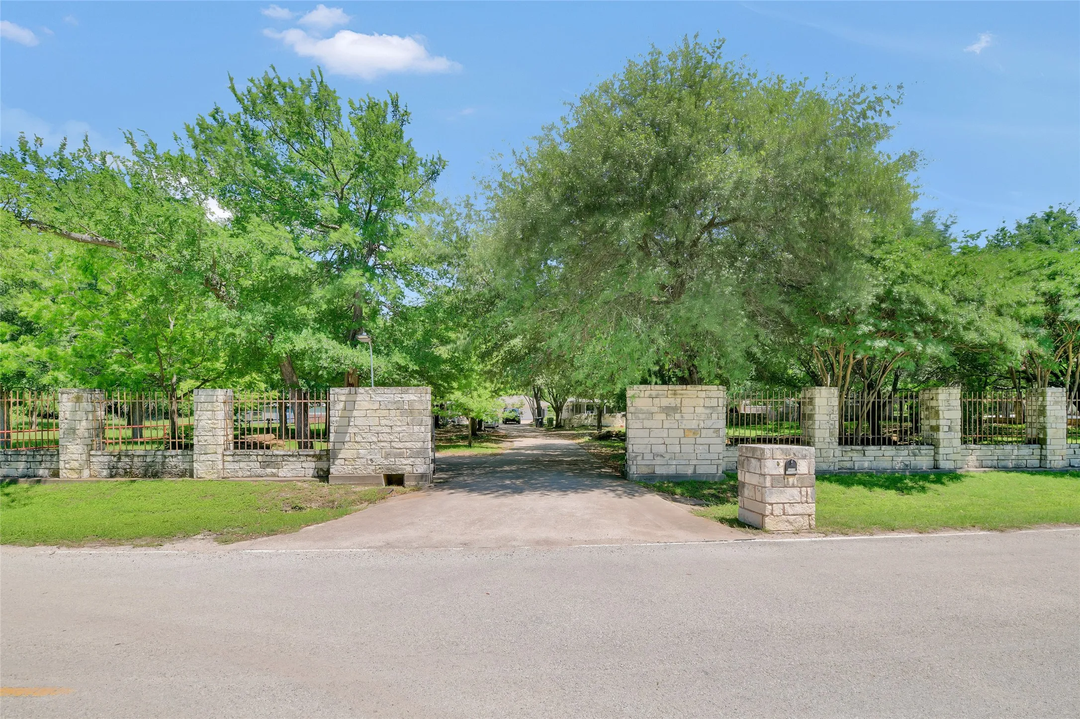 Single Family Residence For Sale in Tarrant County , 5313 Hidden Oaks Lane, Arlington, Texas 76017, 3 Bedroom, 2 Bathroom, 3 Garage spaces, 2,320 Sqft, built in 1973, mls#21262771, Real Estate Agent in Arlington, Homes For Sale in Tarrant county, Homes For Sale in Arlington, Realtor in Arlington Texas, Real Estate Brokerage Independent Realty Texas, Luminita Cordes Realtor