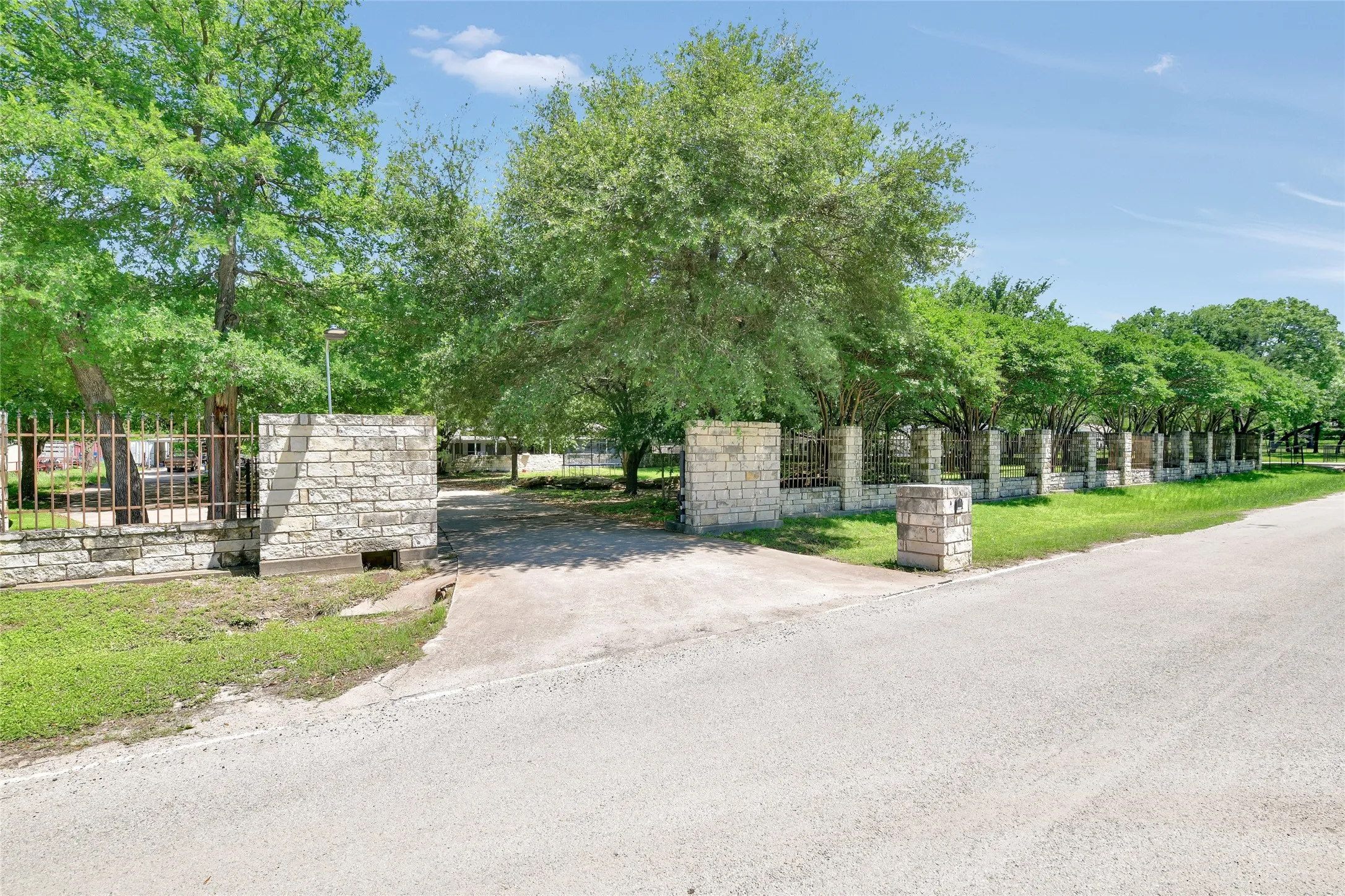 Single Family Residence For Sale in Tarrant County , 5313 Hidden Oaks Lane, Arlington, Texas 76017, 3 Bedroom, 2 Bathroom, 3 Garage spaces, 2,320 Sqft, built in 1973, mls#21262771, Real Estate Agent in Arlington, Homes For Sale in Tarrant county, Homes For Sale in Arlington, Realtor in Arlington Texas, Real Estate Brokerage Independent Realty Texas, Luminita Cordes Realtor