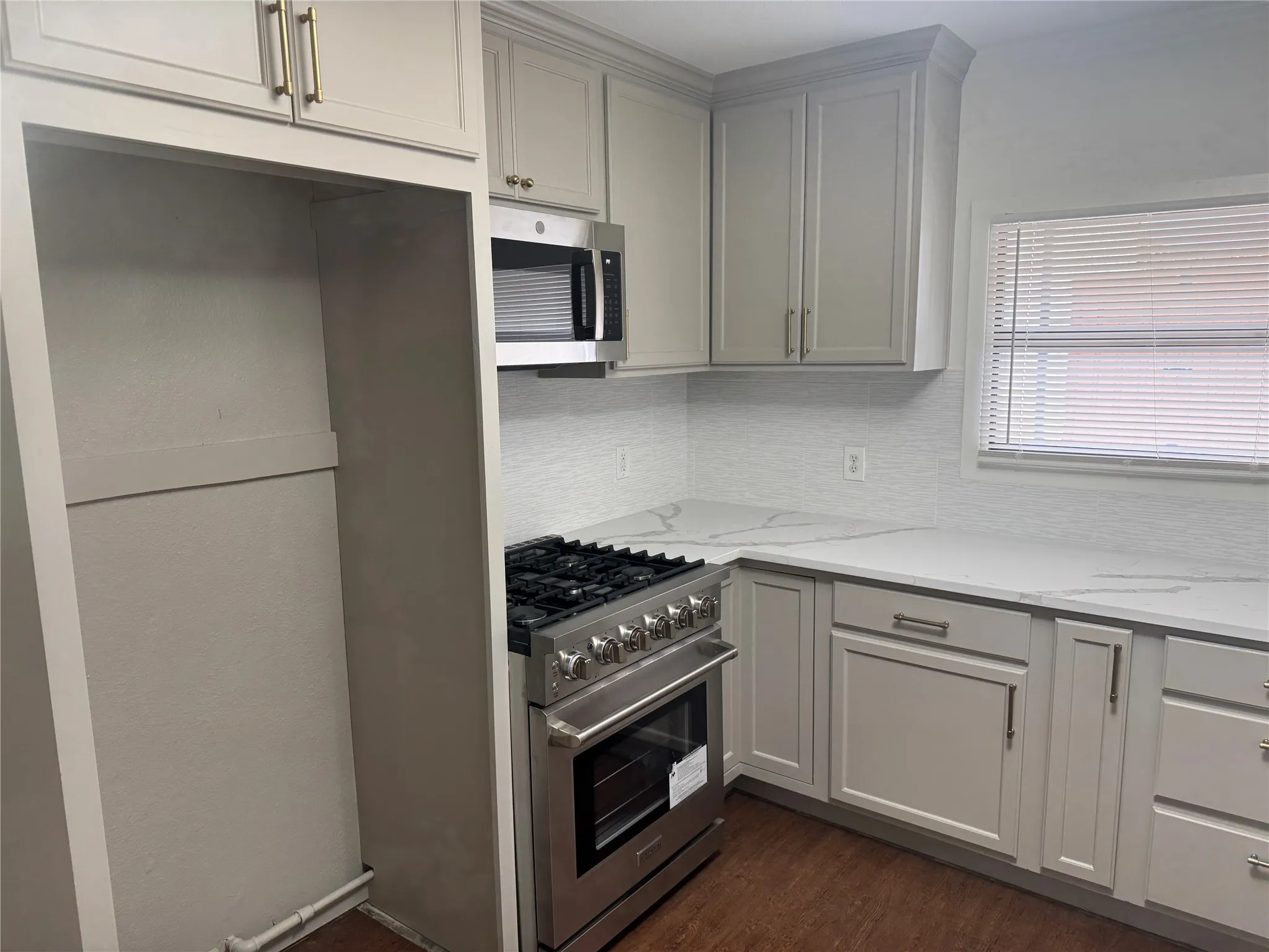 Single Family Residence For Sale in Denton County , 607 E Hundley Drive, Lake Dallas, Texas 75065, 2 Bedrooms, 1 Bathroom, 1 Garage spaces, 1,113 Sqft, built in 1975, Price $289,900, mls#21262363, Real Estate Agent in Lake Dallas, Homes For Sale in Denton county, Homes For Sale in Lake Dallas, Realtor in Lake Dallas Texas, Real Estate Brokerage Independent Realty Texas, Luminita Cordes Realtor